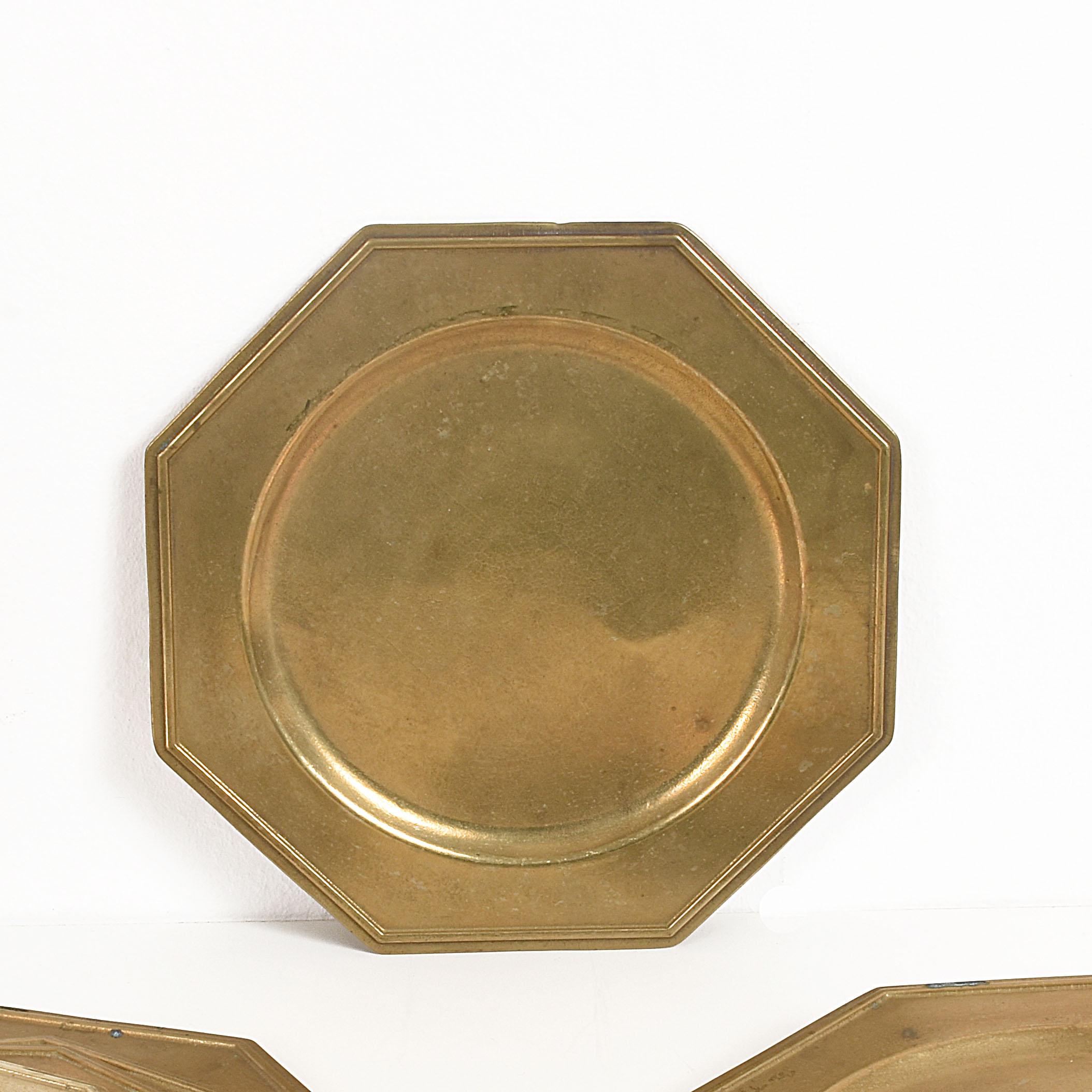 Whether you are preparing your table for a formal or informal occasion, the service dishes offer the Hostess the opportunity to create the atmosphere for the table decor. These beautiful octagonal plates are always larger than the dishes that will