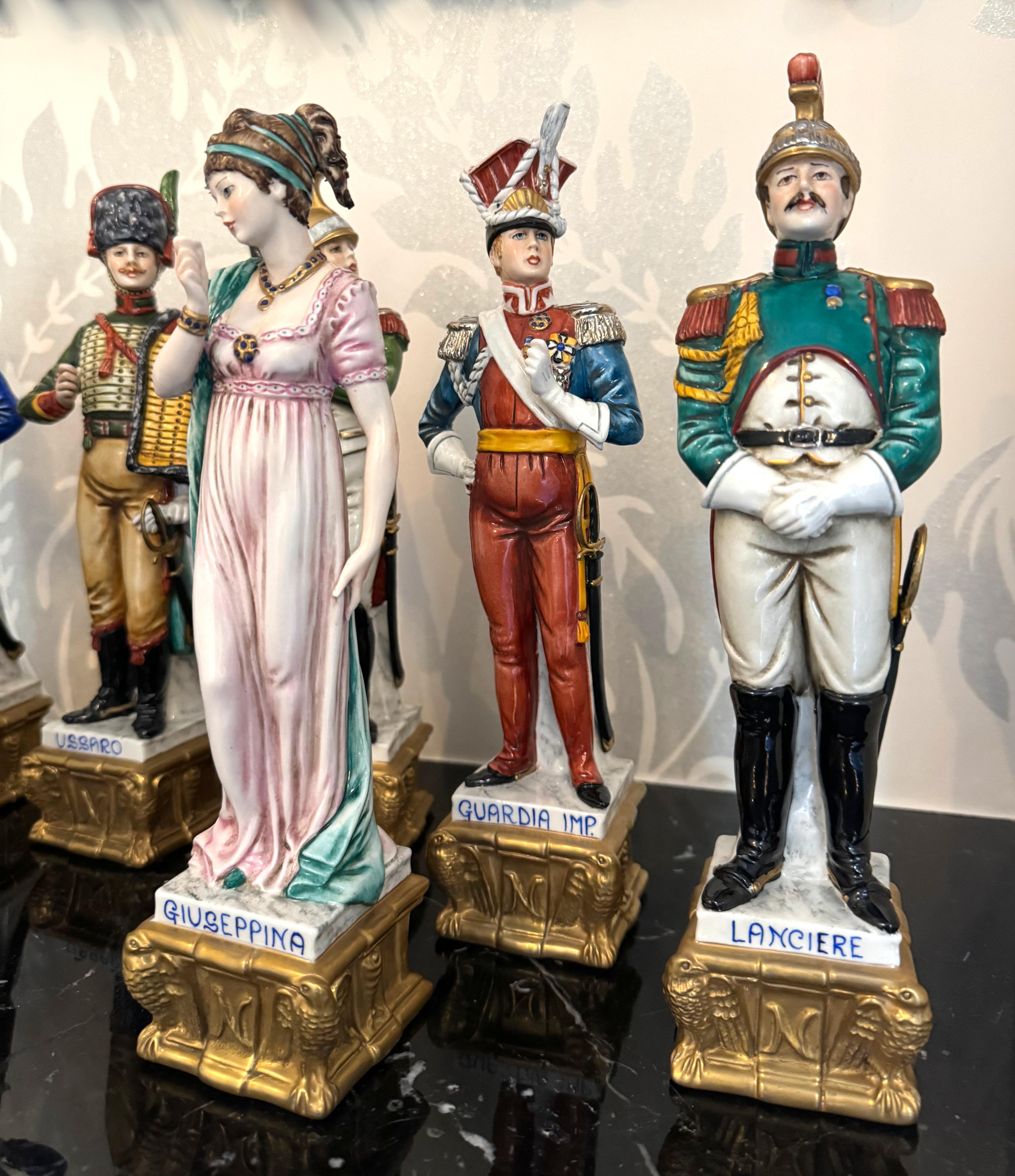 
Ocho figuras de porcelana de militares de Capo Di Monte
con marcas de fábrica. Incluida una figura de Josefina, cada una pintada con colores y titulada.
Altura 10 pulg., Anchura 3,5 pulg. (variada)
Procedencia: De la herencia de un caballero,