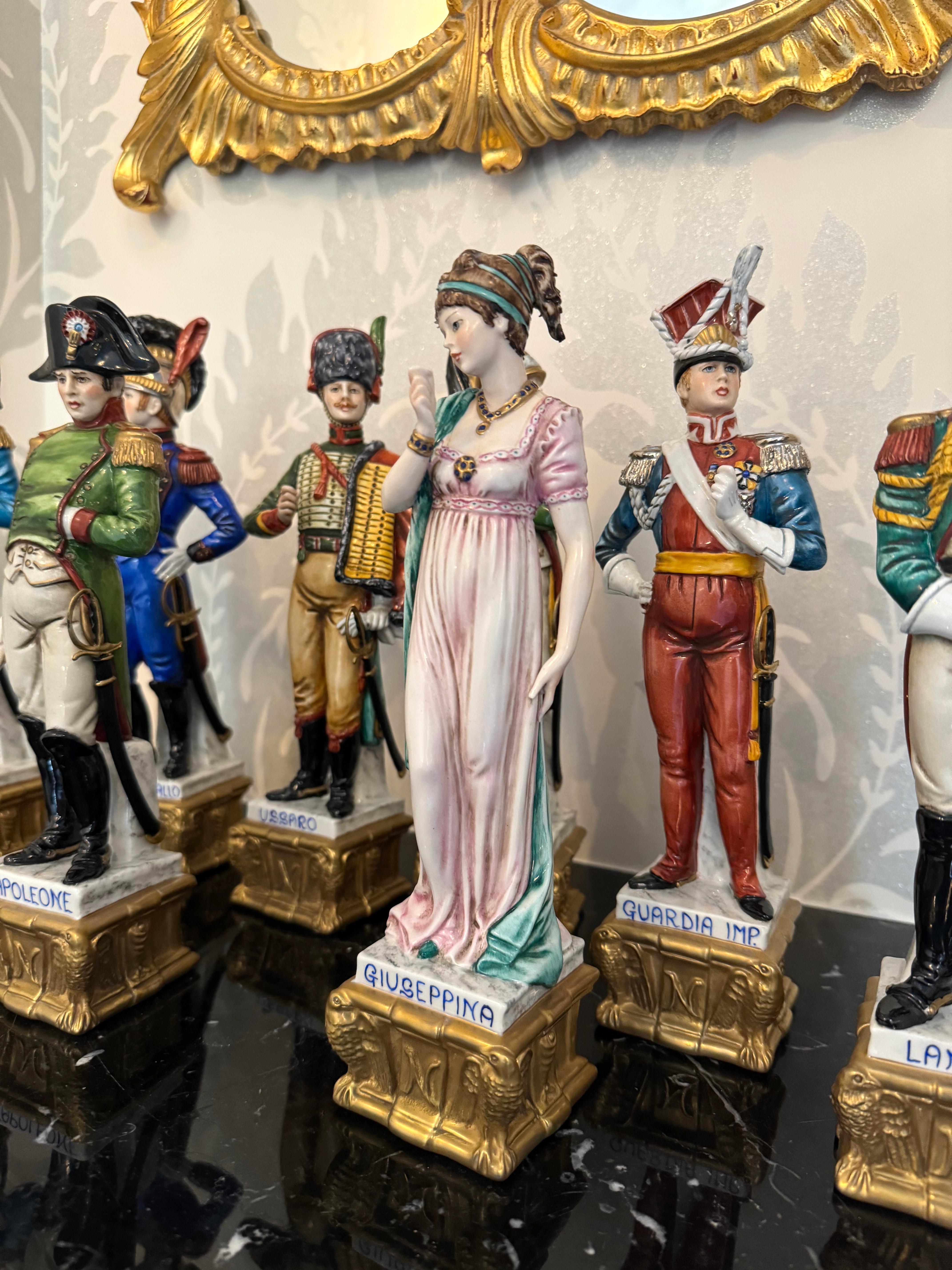 Ocho figuras de porcelana de militares de Capo Di Monte siglo XX en venta