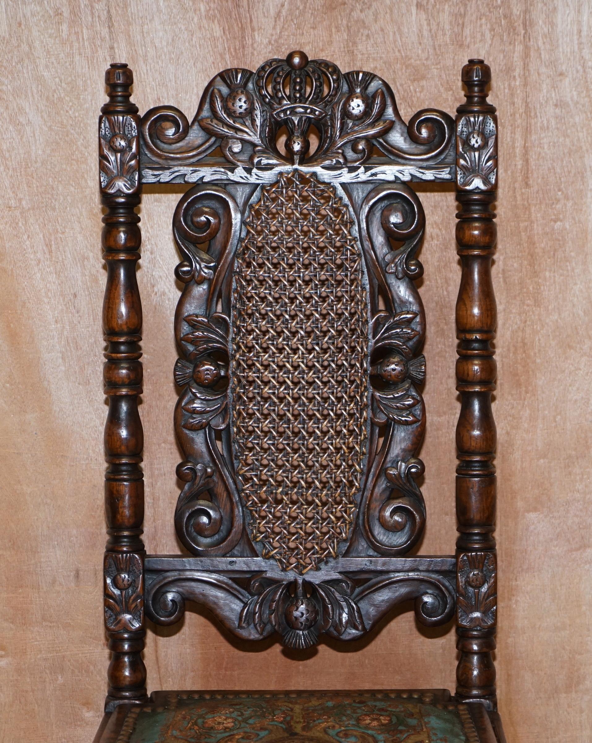 Huit chaises de salle à manger à trône Jacobean sculptées, peintes à la main et sièges en cuir gaufré en vente 1