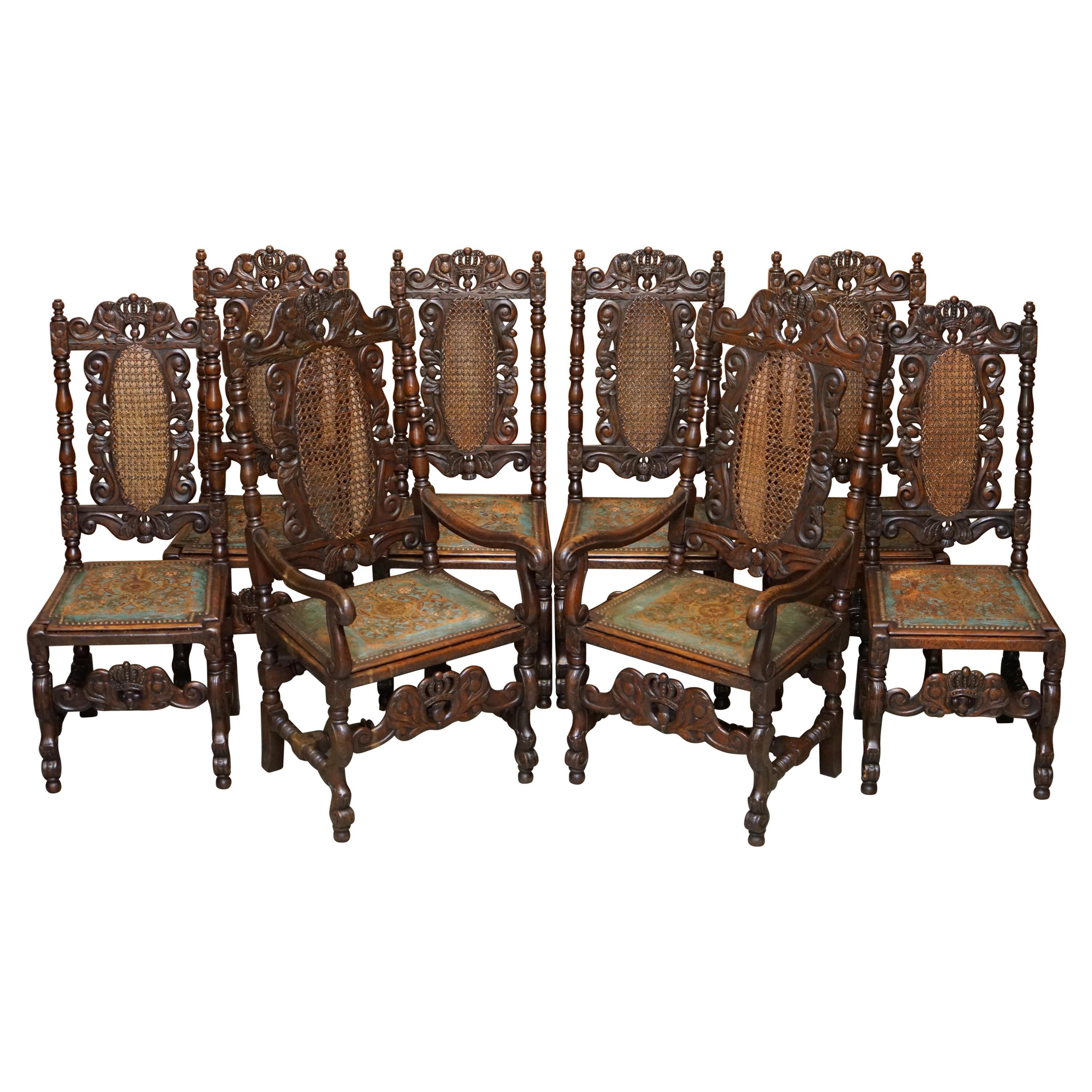Huit chaises de salle à manger à trône Jacobean sculptées, peintes à la main et sièges en cuir gaufré