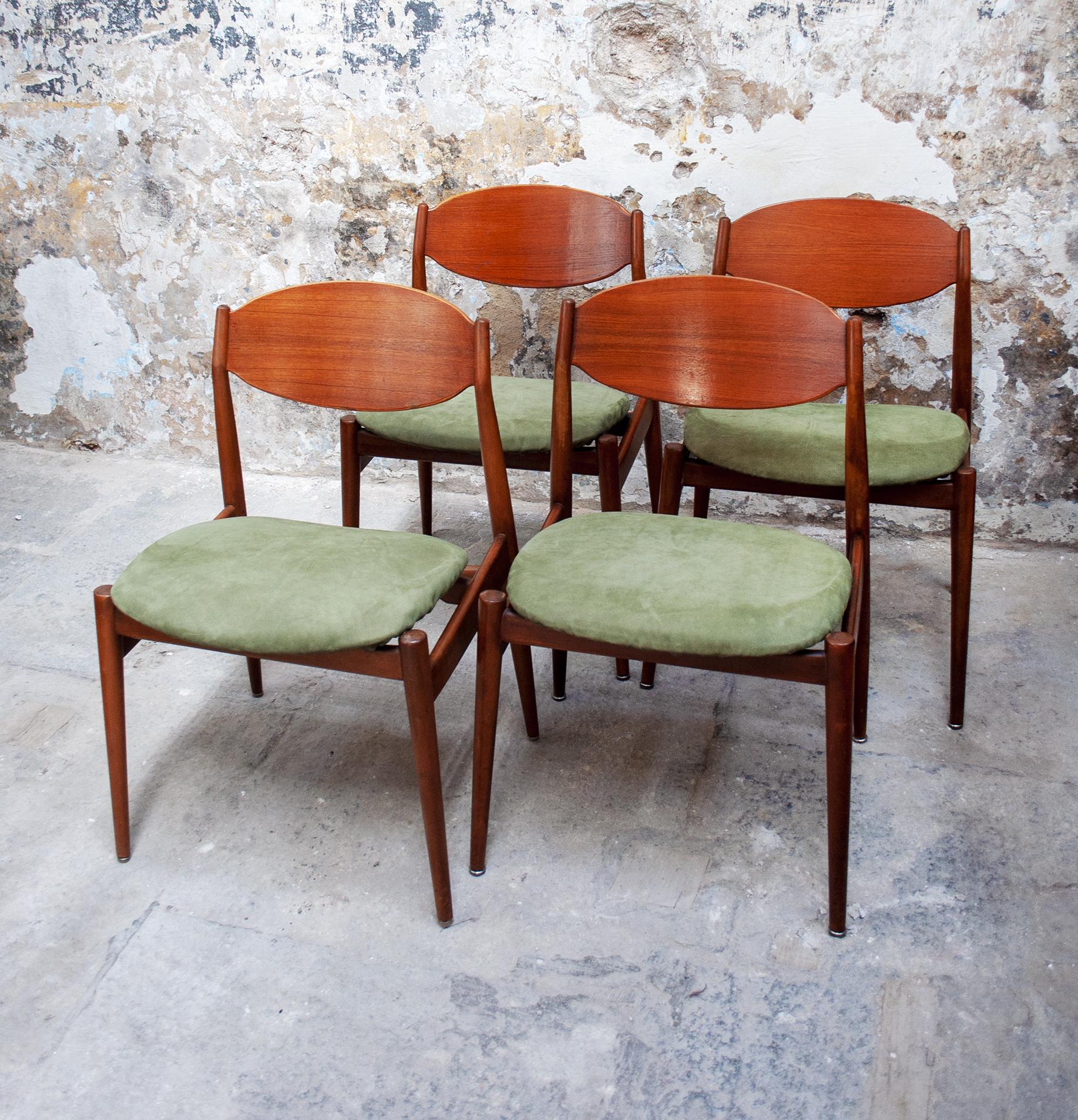 Eight wooden dining chairs with seat upholstered in green leather.
Designer Leonardo Fiori
Manufacturer ISA Bergamo 
1950s.