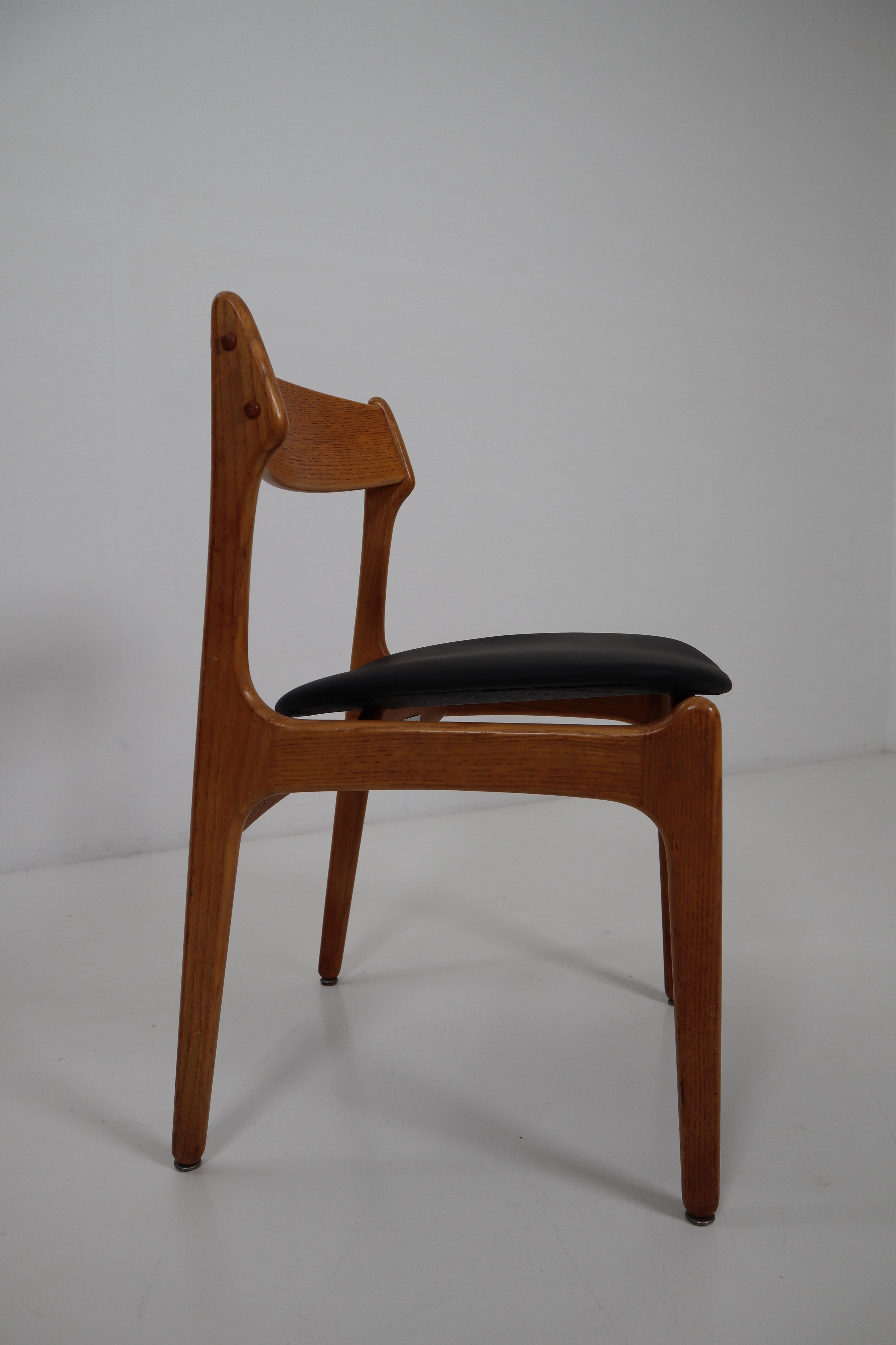 Eight Chairs Designed by Erik Buck, Black Leather and Oak by O.D. Mobler In Good Condition In Almelo, NL