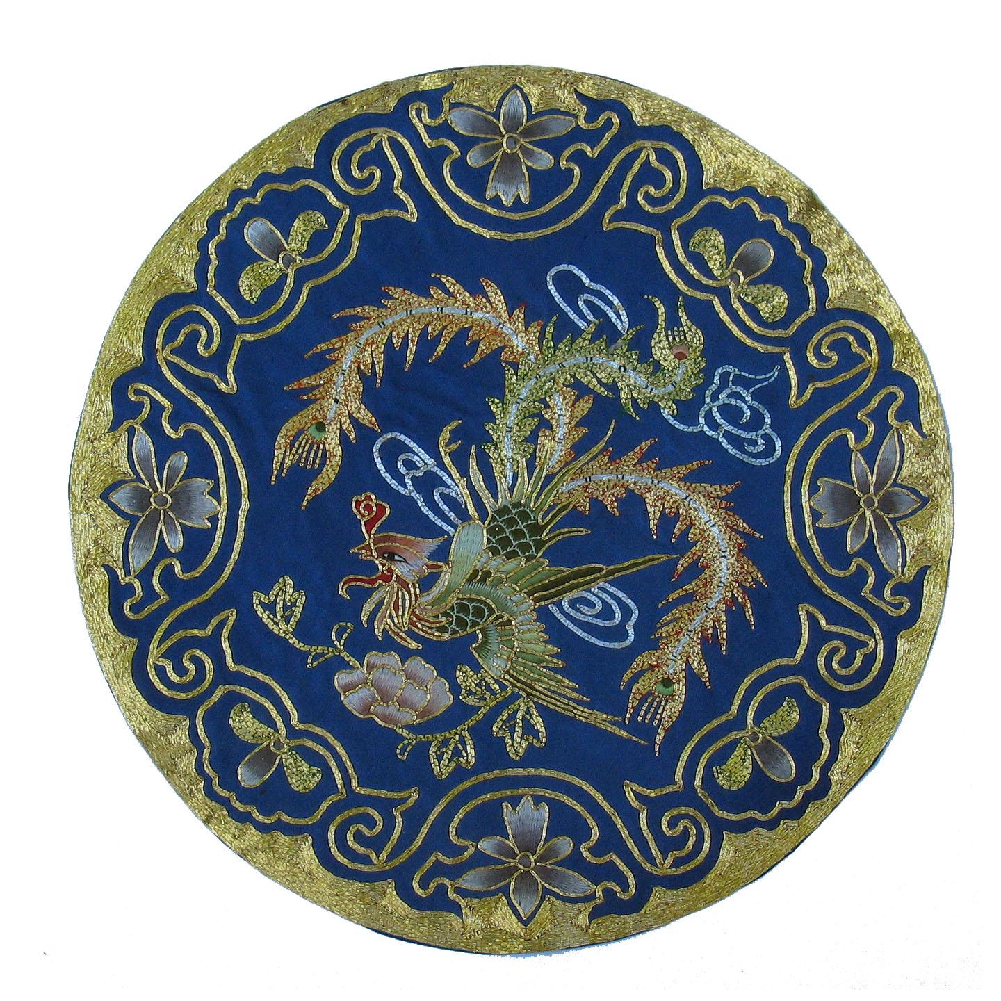 Acht chinesische handbestickte Seidenkissen mit blauem Grund und Metallic-Fäden (20. Jahrhundert) im Angebot
