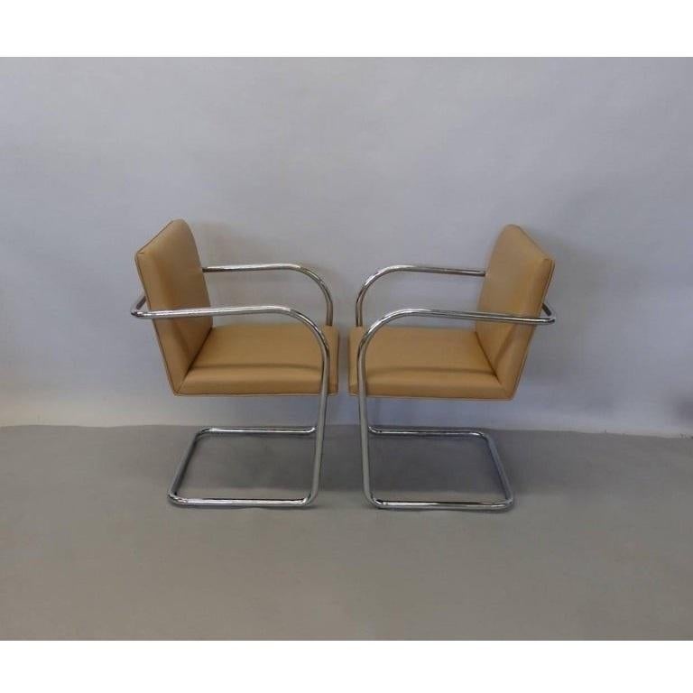 Set completamente restaurato di otto sedie tubolari Brno di Mies van der Rohe per Knoll. Rivestito professionalmente in color cammello e le cromature sono in ottime condizioni. Etichetta 