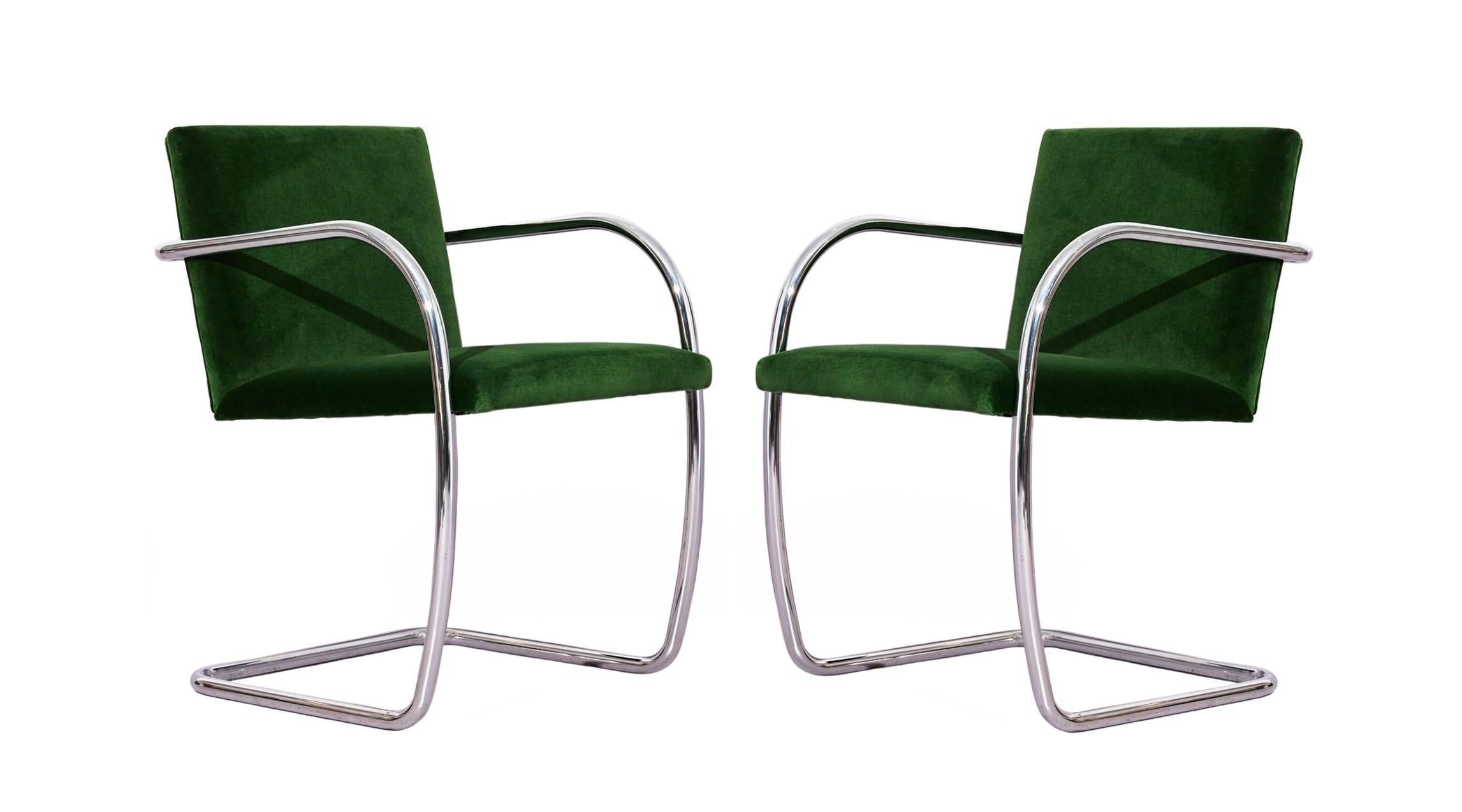 Ensemble entièrement restauré de huit chaises tubulaires Brno par Mies van der Rohe pour Knoll. Le rembourrage a été refait par un professionnel dans un velours vert et les chromes sont en très bon état. Étiquette 