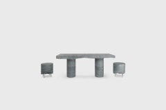 Otto sgabelli contemporanei in marmo per esterni di Sam Chermayeff Outdoor Kitchen