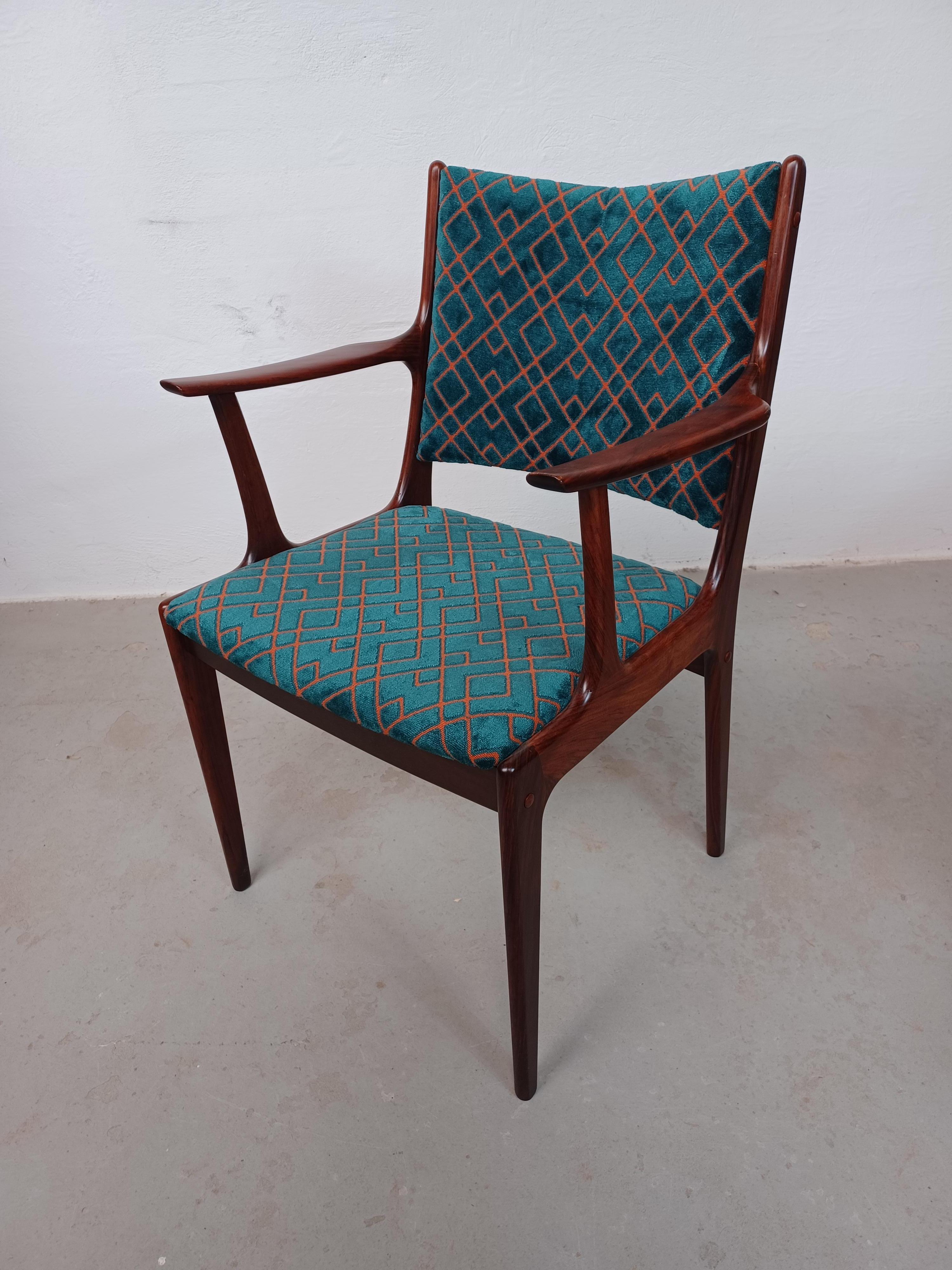 Huit chaises de salle à manger en bois de rose Johannes Andersen en excellent état et personnalisables en vente 5