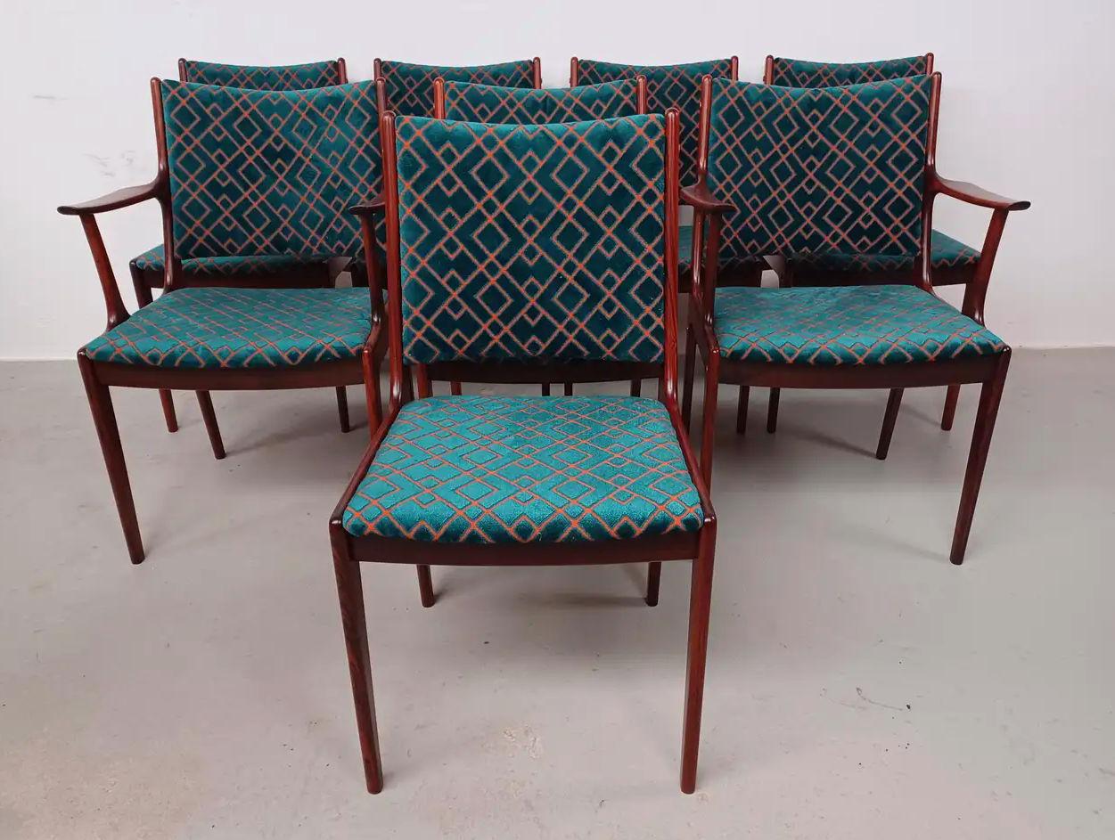 Ensemble de huit chaises de salle à manger en bois de rose Johannes Andersen entièrement restaurées et en excellent état, fabriquées par Uldum Møbler, Danemark.

L'ensemble composé de six chaises de salle à manger et de deux fauteuils présente un