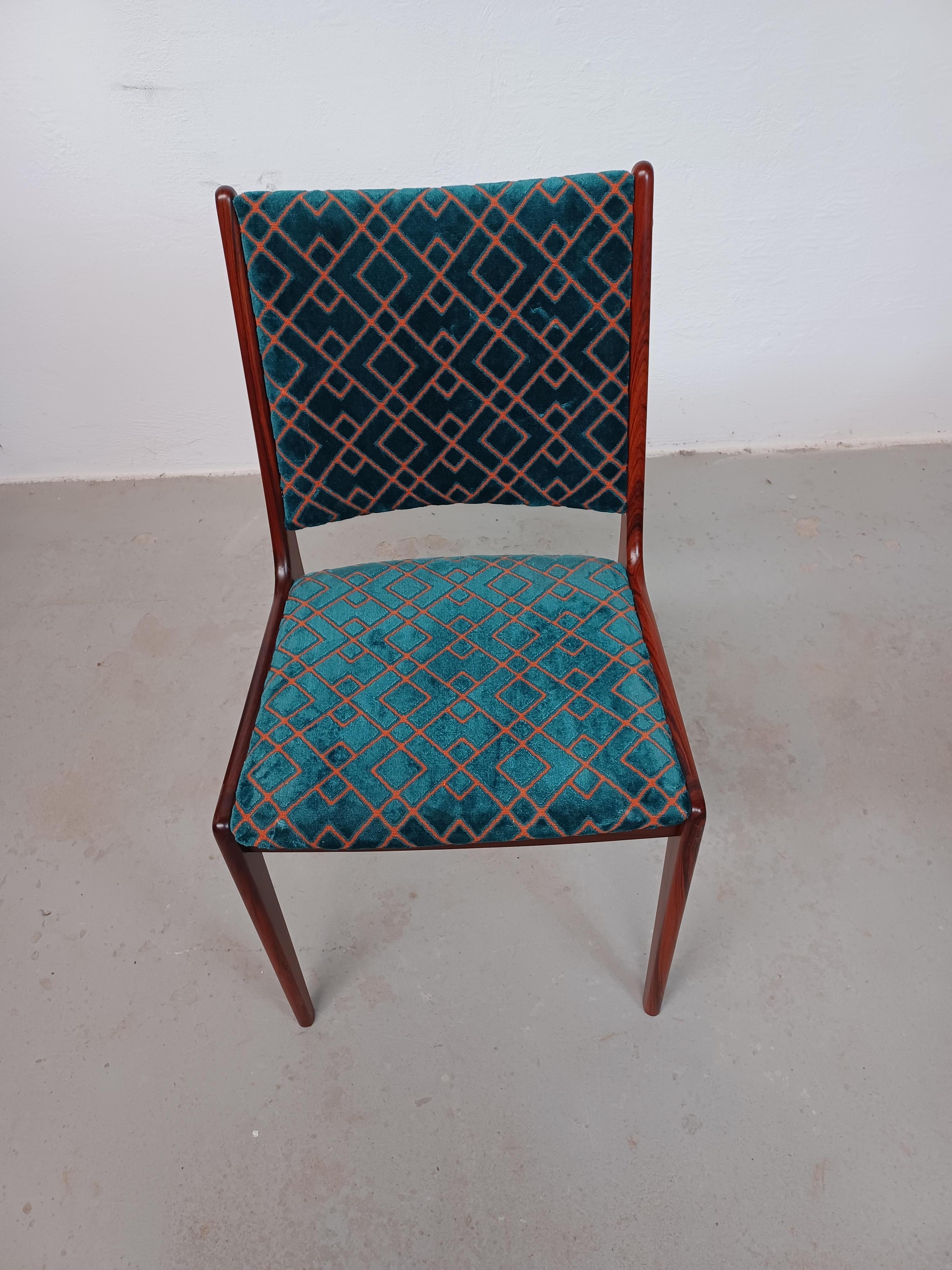 Danois Huit chaises de salle à manger en bois de rose Johannes Andersen en excellent état et personnalisables en vente