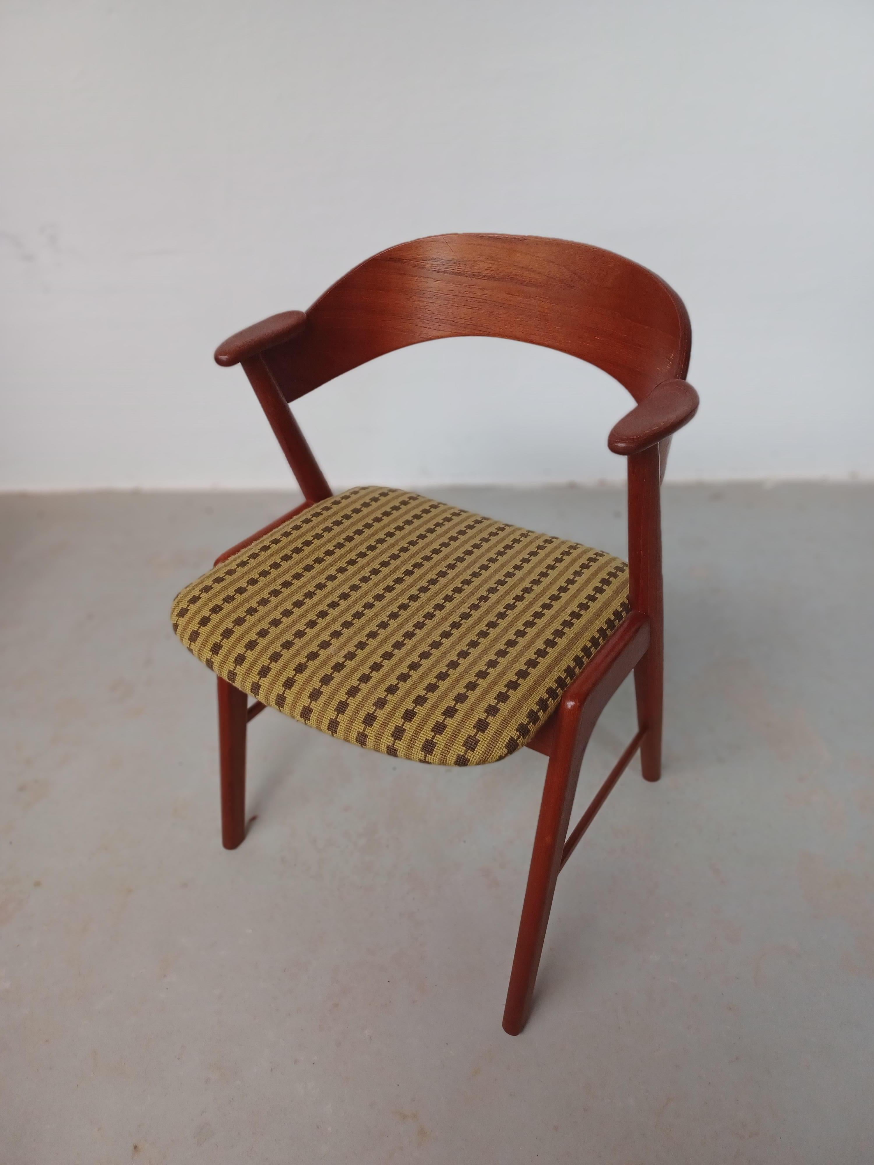 Eight Danish Teak Dining Chairs in Excellent Condition with Custom Reupholstery (Skandinavische Moderne) im Angebot