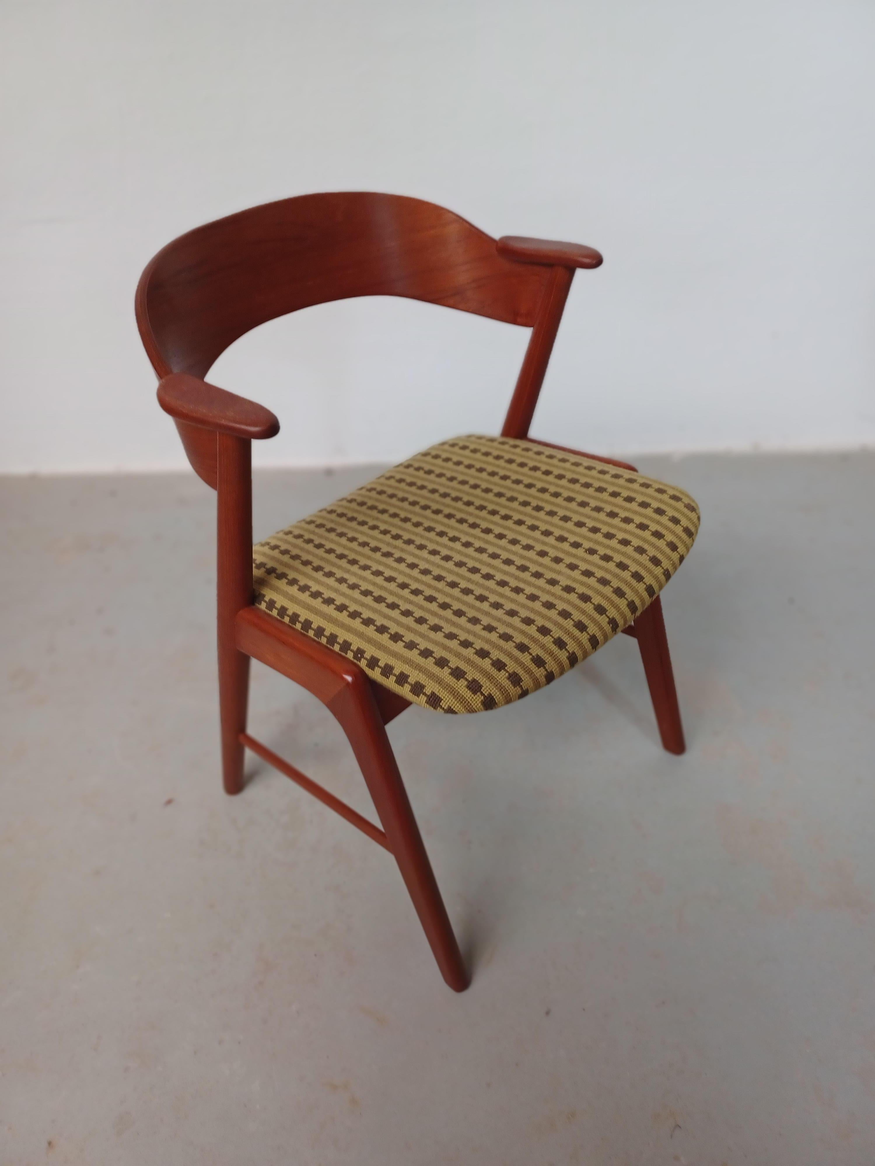 Eight Danish Teak Dining Chairs in Excellent Condition with Custom Reupholstery im Angebot 2
