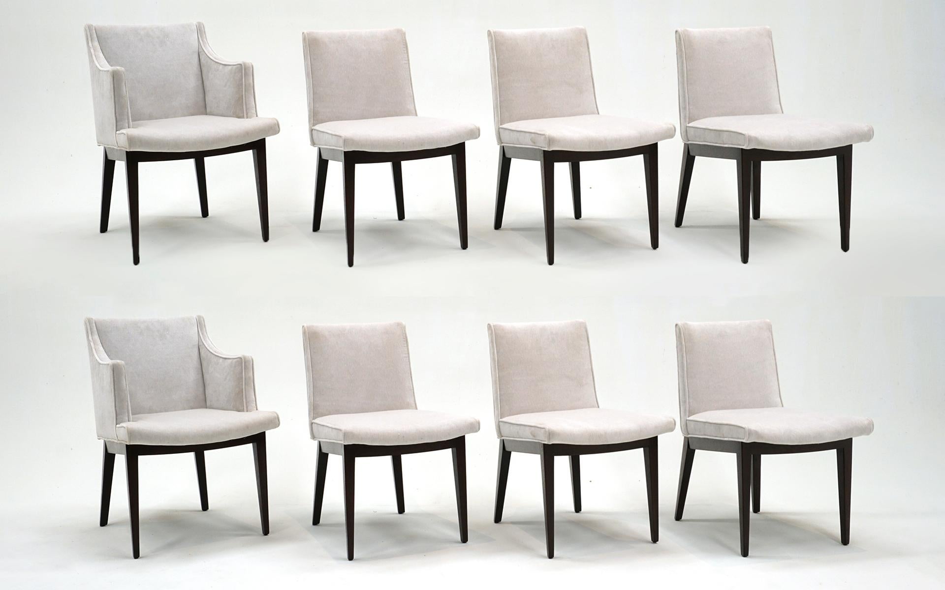 Set di 8 sedie da pranzo disegnate da Edward Wormley per Dunbar.  Questo splendido set è stato sapientemente rivestito e rifinito.  Struttura in mogano africano scuro, imbottitura in mohair con dettagli in ottone.  Sei sedie laterali e due poltrone.