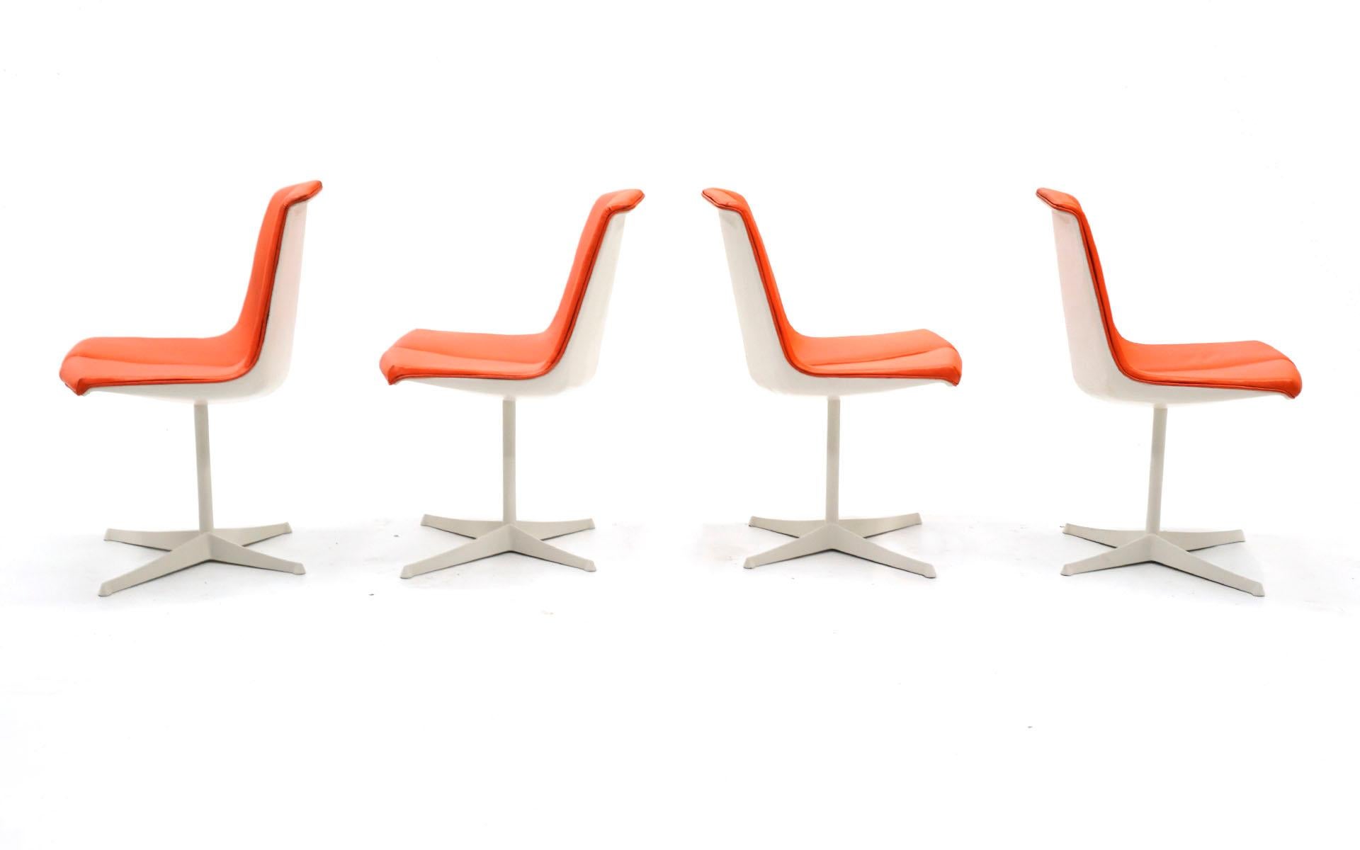 Acht Esszimmerstühle von Richard Schultz für Knoll:: weißes Gestell:: rote orangefarbene Sitze (Moderne der Mitte des Jahrhunderts) im Angebot