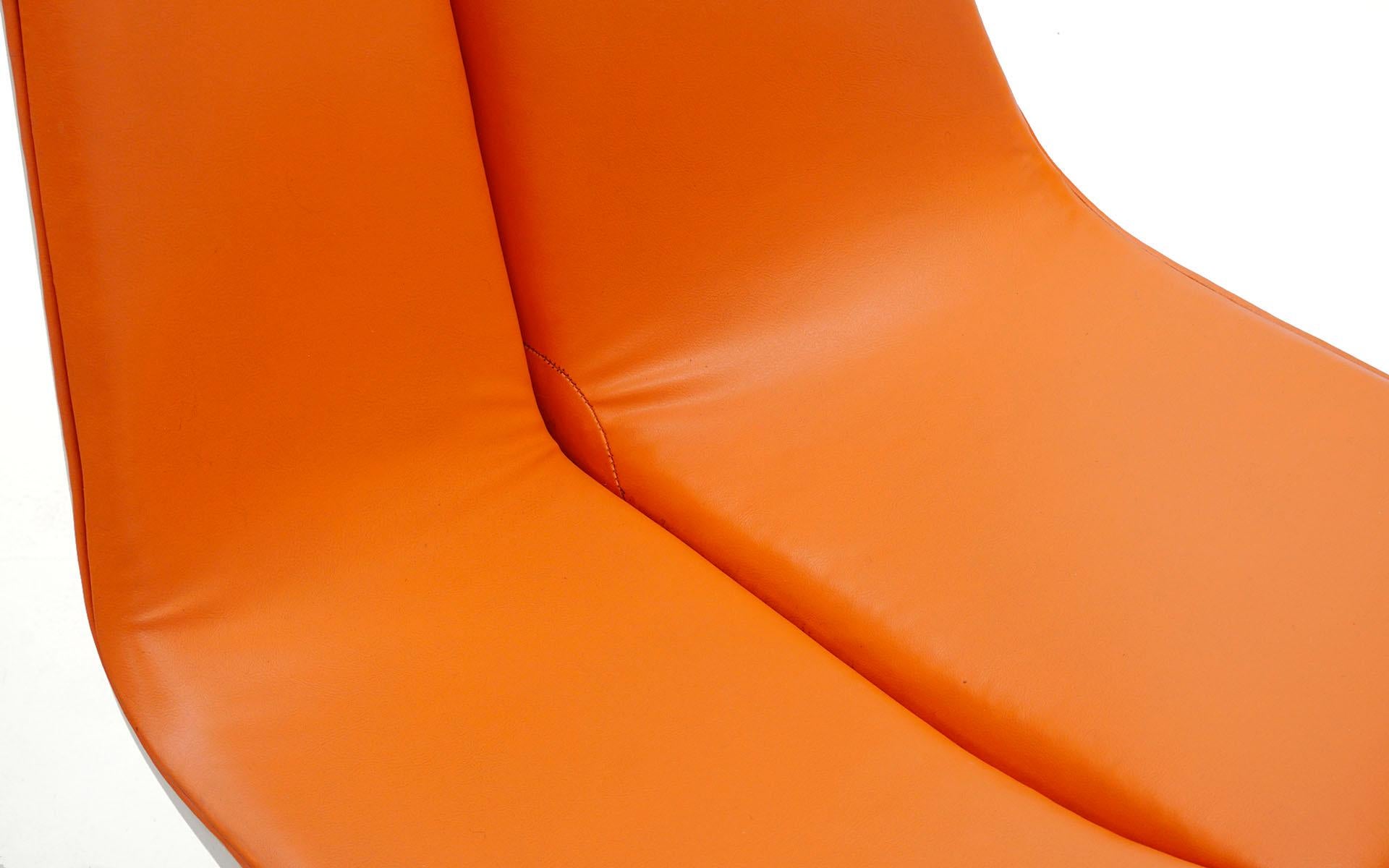 Acht Esszimmerstühle von Richard Schultz für Knoll:: weißes Gestell:: rote orangefarbene Sitze (Mitte des 20. Jahrhunderts) im Angebot