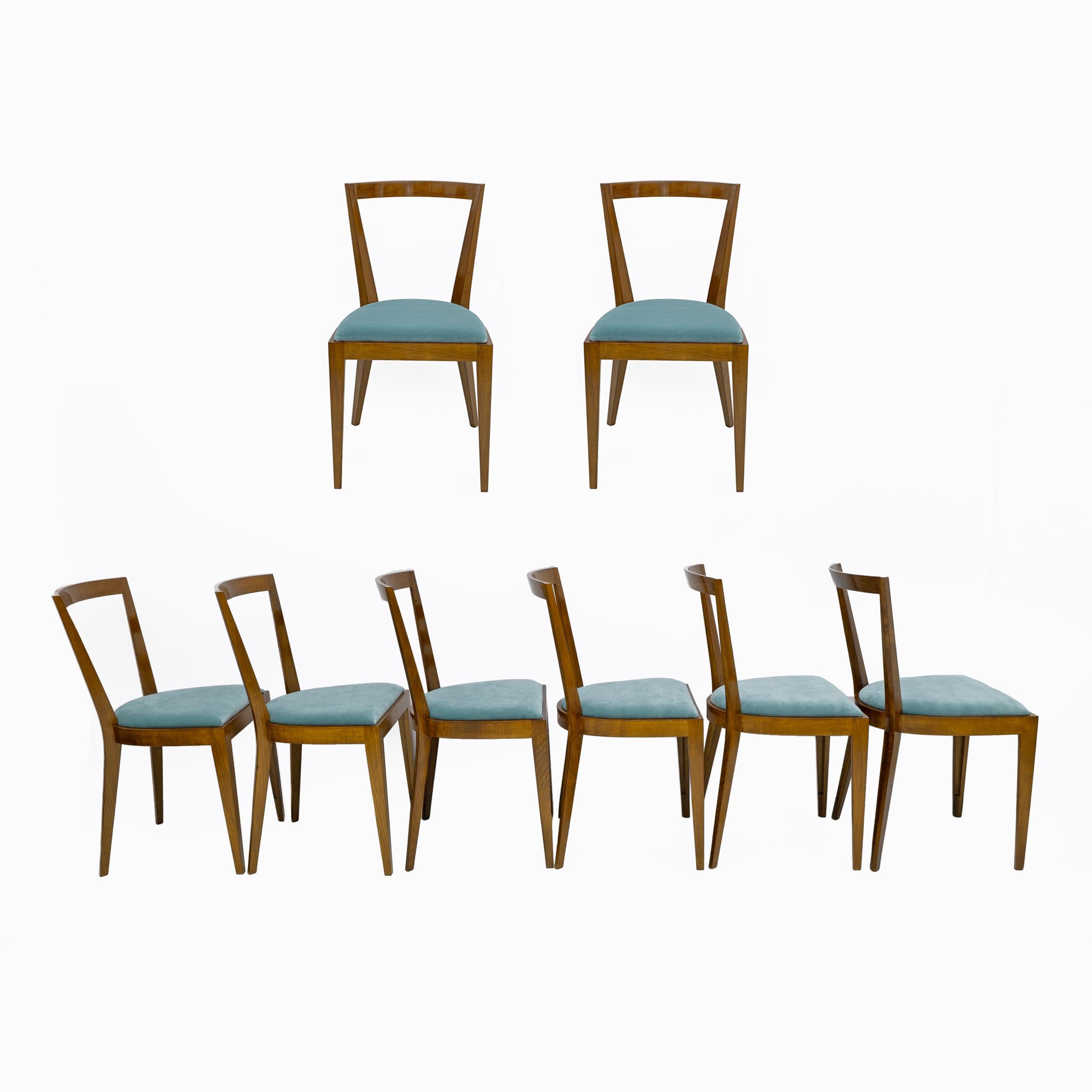 Esta silla elegante y atemporal fue diseñada por el maestro Giò Ponti. Forma parte de la colección Ponti 940 y combina la estética clásica y la moderna en una silueta lineal con respaldo trapezoidal abierto y patas traseras ligeramente inclinadas.
