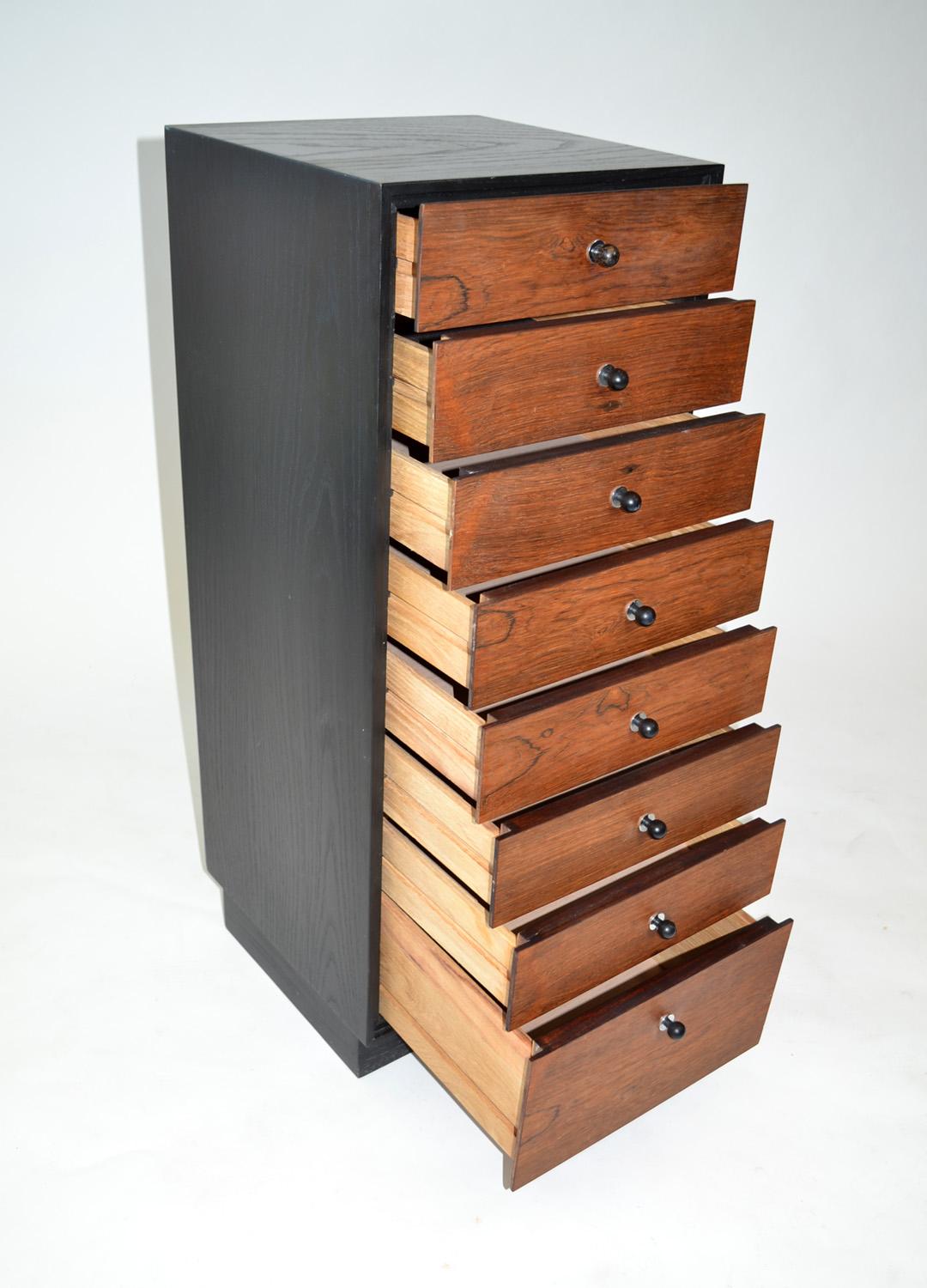 Eight Drawer Chest of Drawers or Jewelry Chest in Rosewood by Harvey Probber In Good Condition For Sale In Ft Lauderdale, FL