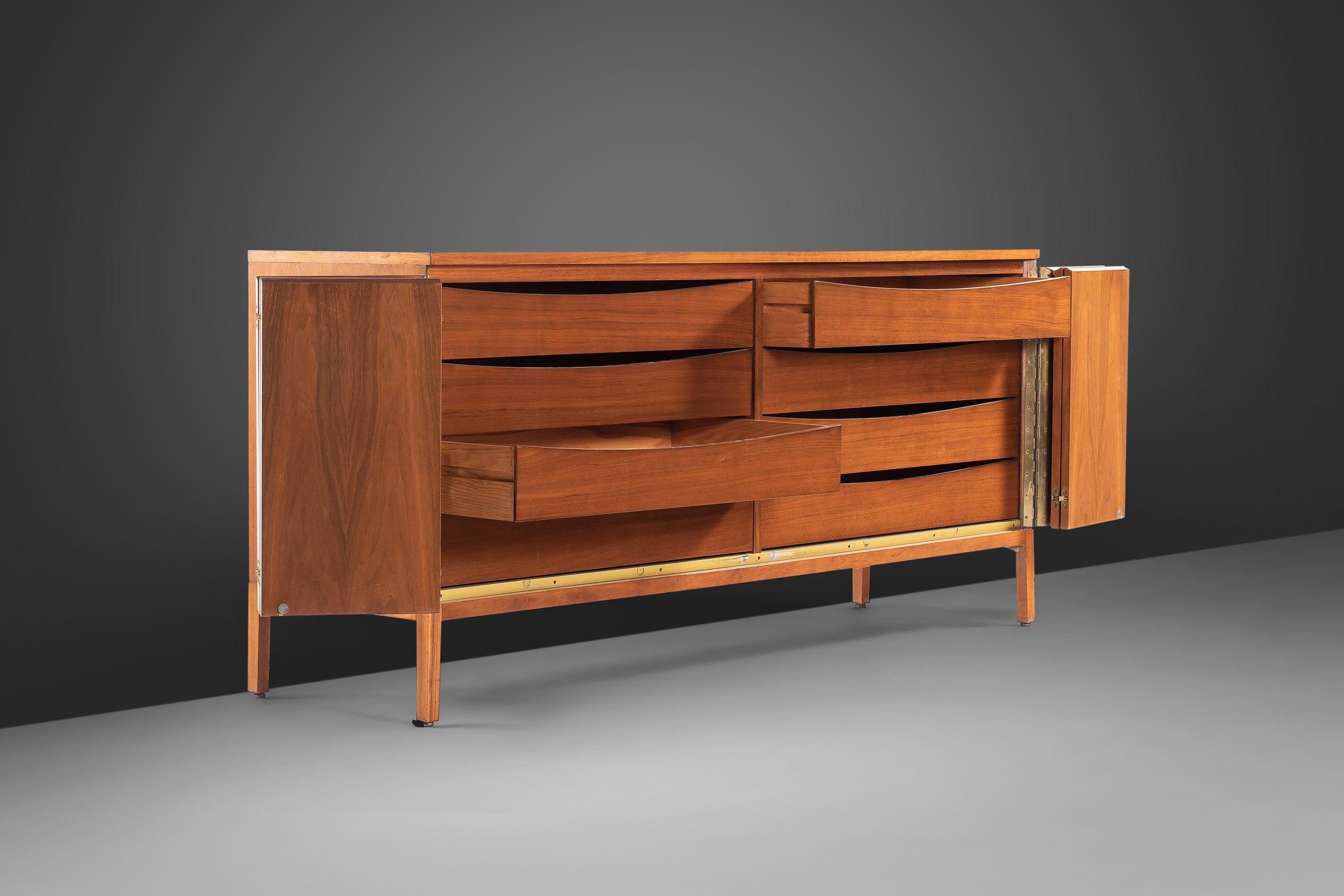 Eight Drawer 'Irwin' Credenza / Dresser by Paul McCobb for Calvin Furniture, USA In Good Condition For Sale In Deland, FL