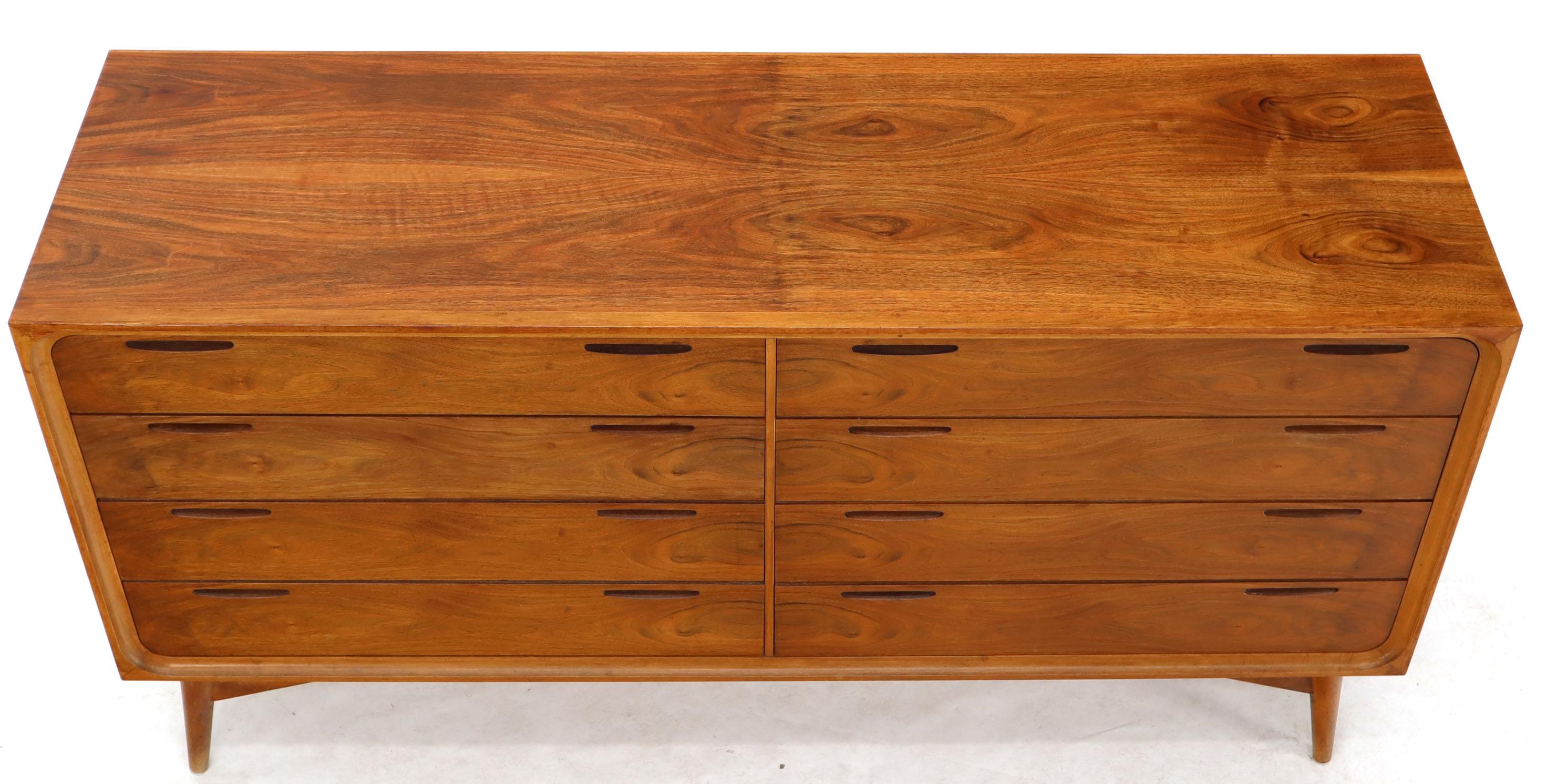 Mid-Century moderno Comò doppio in noce scandinavo a otto cassetti su gambe alte a tassello in vendita