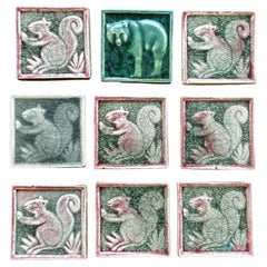 Neuf carreaux émaillés du début du 20e siècle représentant des écureuils et un ours