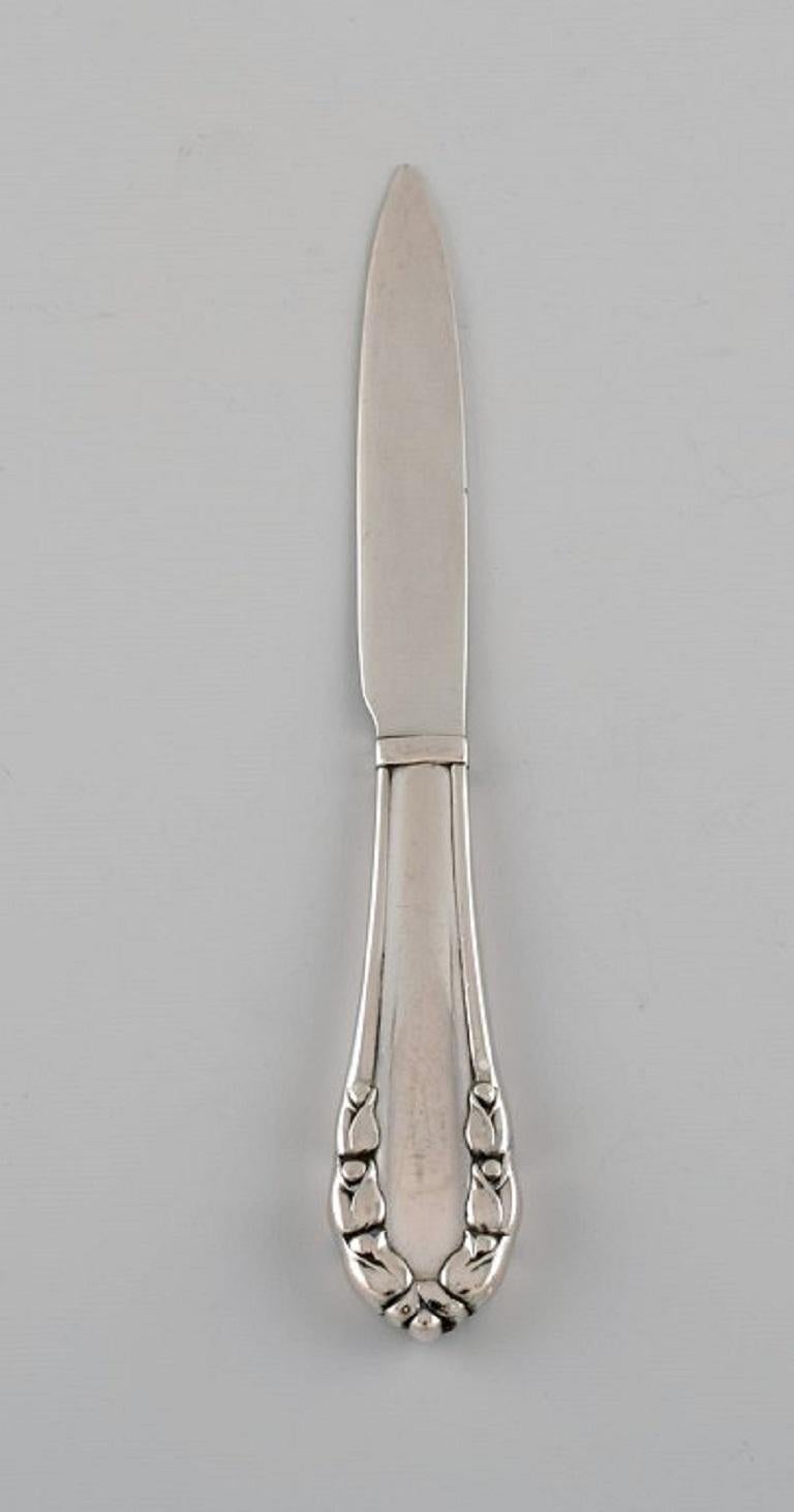 Eight early Georg Jensen Lily of the Valley fruit / butter knives in solid silver 830. Dated 1915-1930.
Length: 15.2 cm.
In excellent condition.
Stamped. Early stamps 1915-1930.
Our skilled Georg Jensen silversmith / goldsmith can polish all