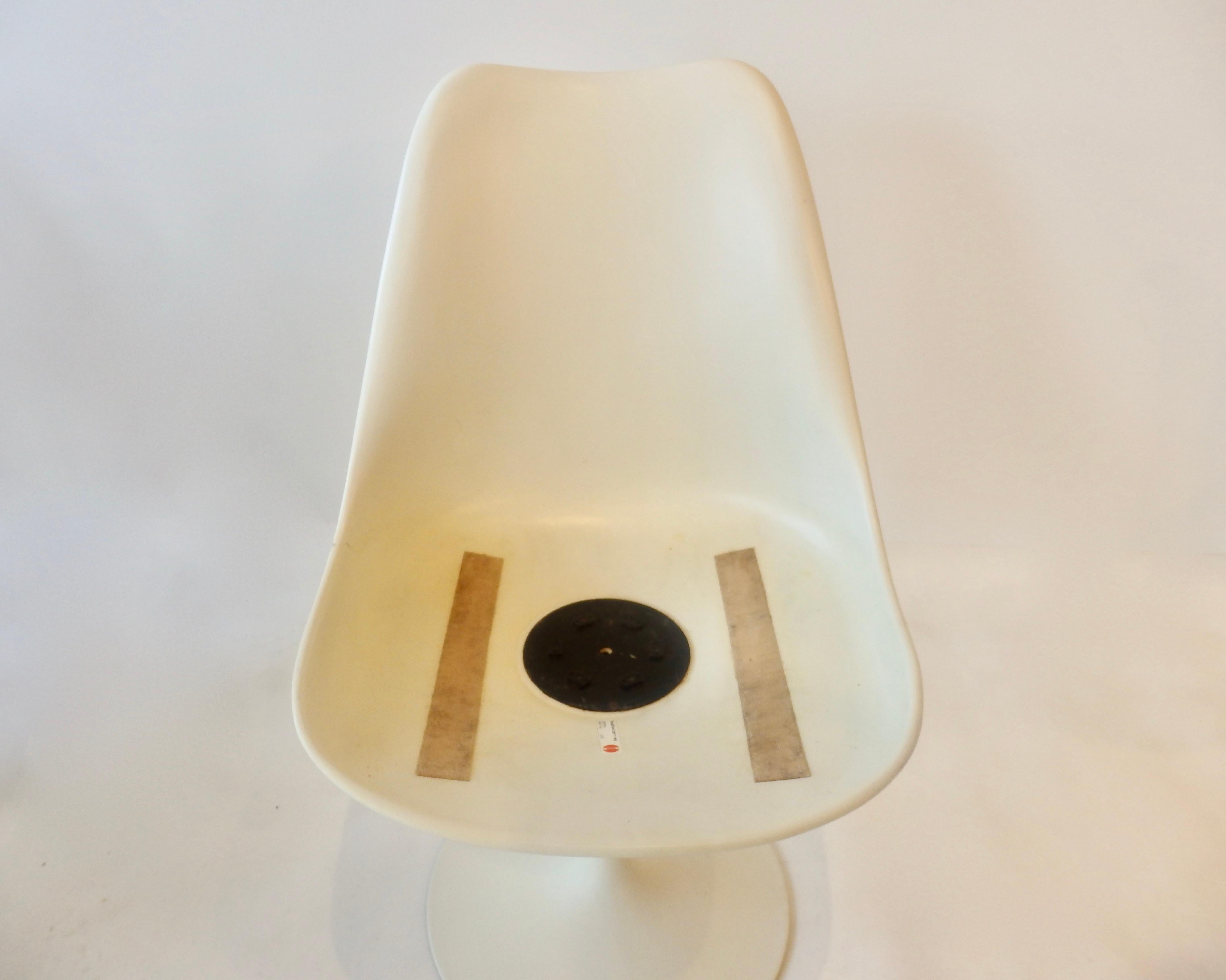 Eight Eero Saarinen for Knoll Tulip Group White Swivel Dining Chairs 3