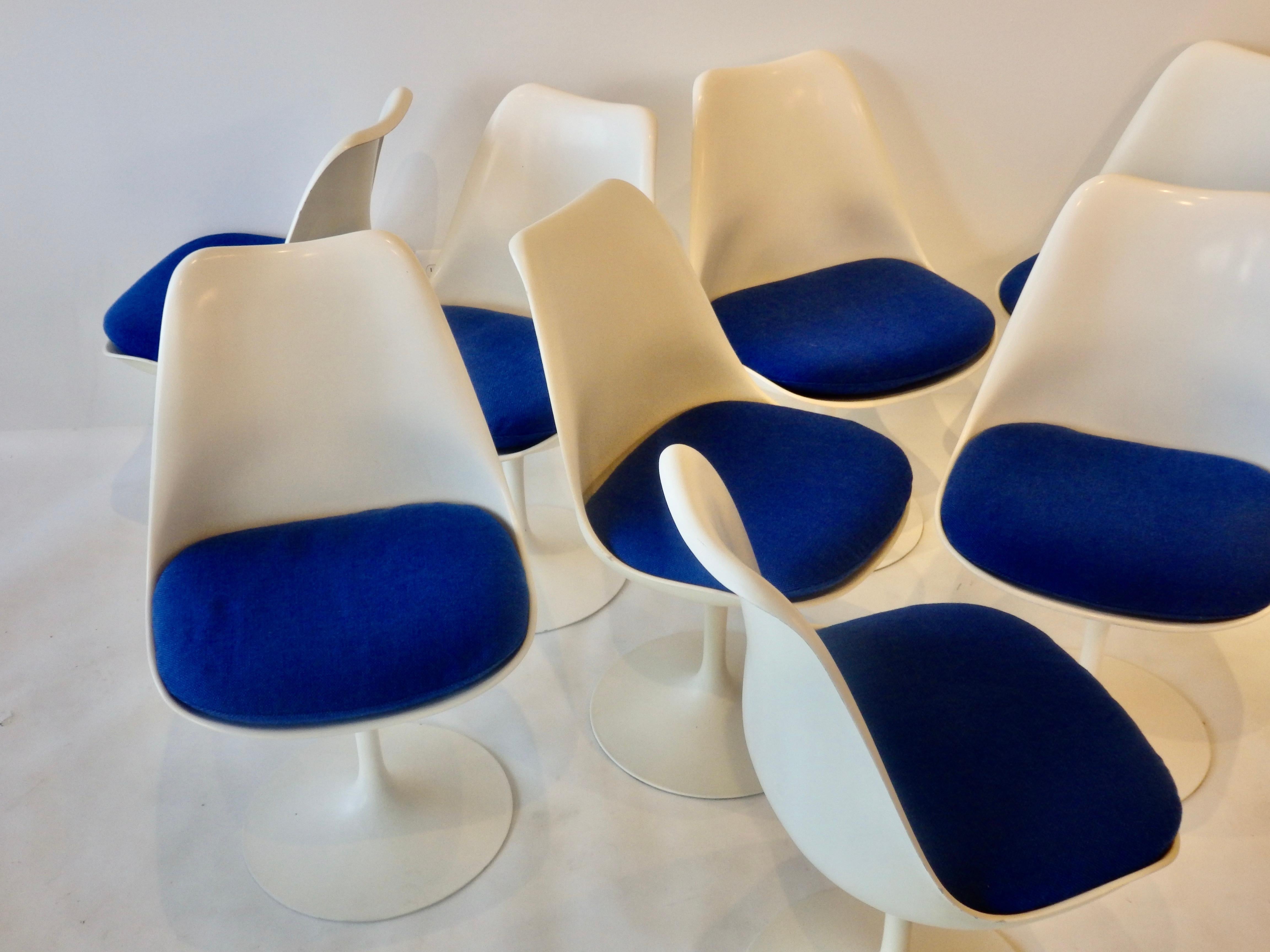 Eight Eero Saarinen for Knoll Tulip Group White Swivel Dining Chairs In Good Condition In Ferndale, MI