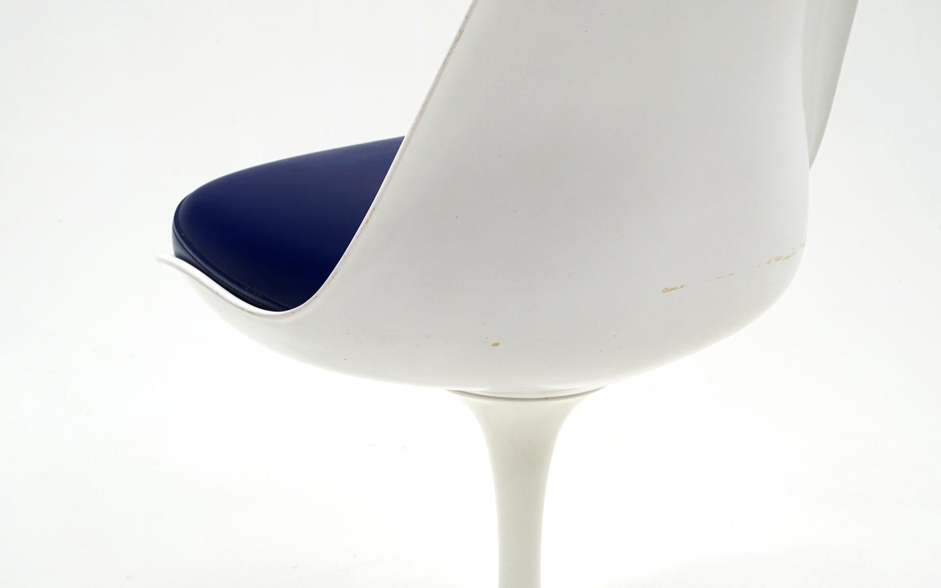 Eight Eero Saarinen White Tulip Dining Chairs W/ Swivel for Knoll, Blue Seats In Good Condition In Kansas City, MO