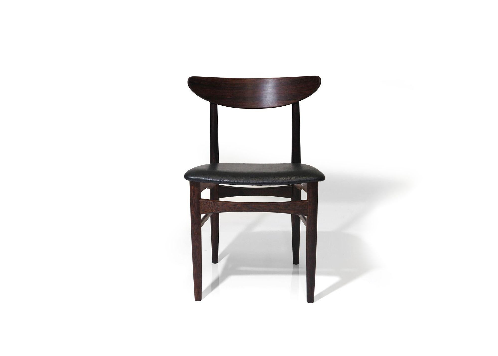 Ensemble de huit chaises de salle à manger en bois de rose du milieu du siècle, conçues par E.W Bach pour Skovby Moblefabrik, modèle 57. Les chaises sont fabriquées en bois de rose brésilien massif et revêtues de cuir noir vintage.
Dimensions : L