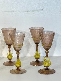 Acht exquisite:: mit Amethyst und Gold durchzogene Murano-Schwanen-Weinkelche von Salviati