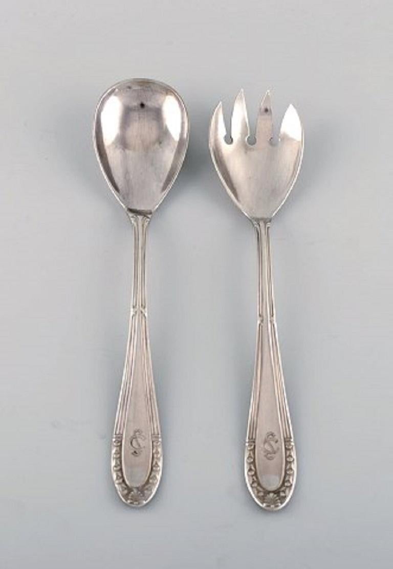 Eight F&K Friedman & Kemeney serving parts in plated silver, 1930s.
Largest part measures: 25.3 cm.
In very good condition.
Stamped.
With monogram.