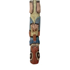 Totem d'arte popolare dipinto di otto piedi
