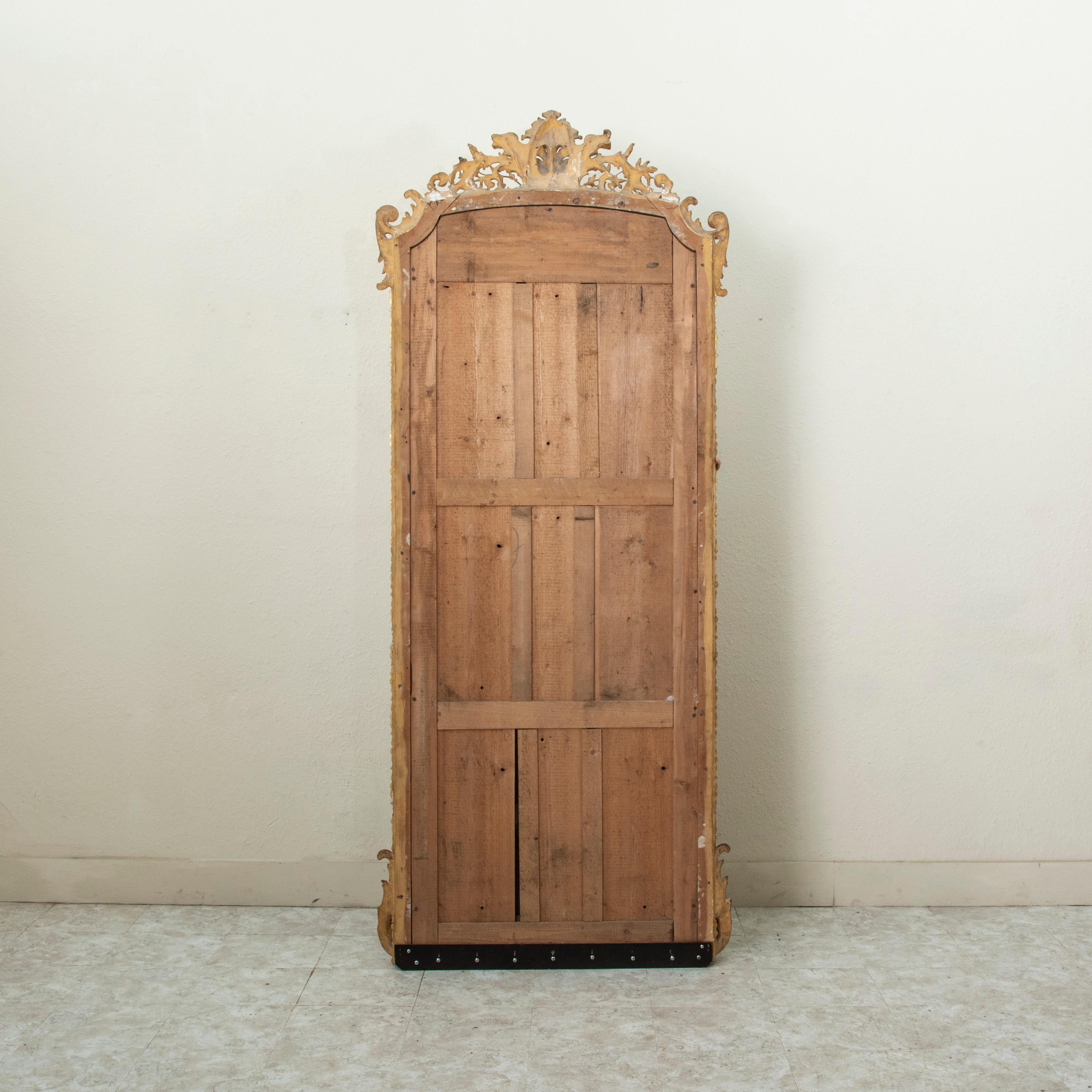 Specchio da terra in legno dorato alto otto piedi della metà del XIX secolo in stile Reggenza francese in vendita 8