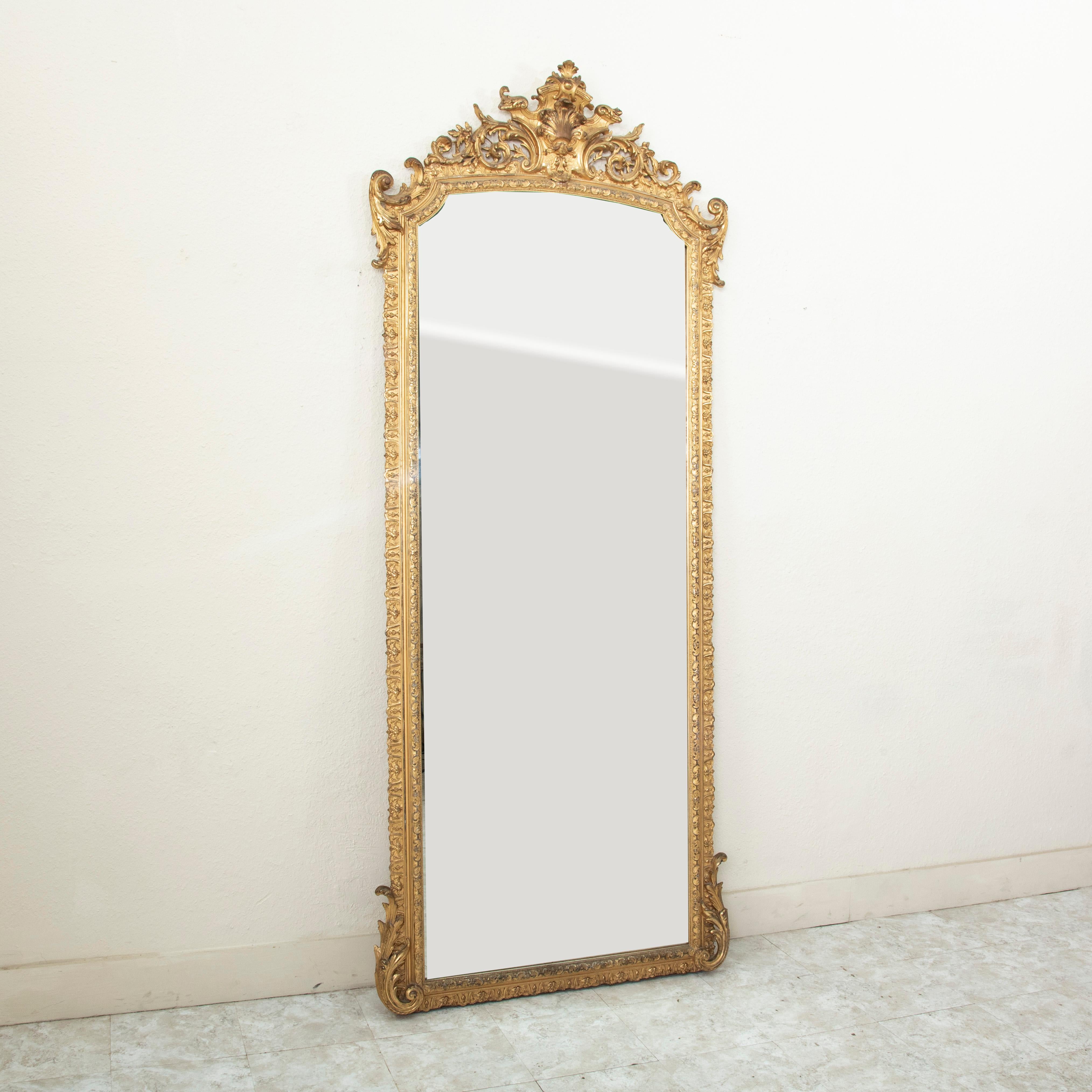 Regency Specchio da terra in legno dorato alto otto piedi della metà del XIX secolo in stile Reggenza francese in vendita