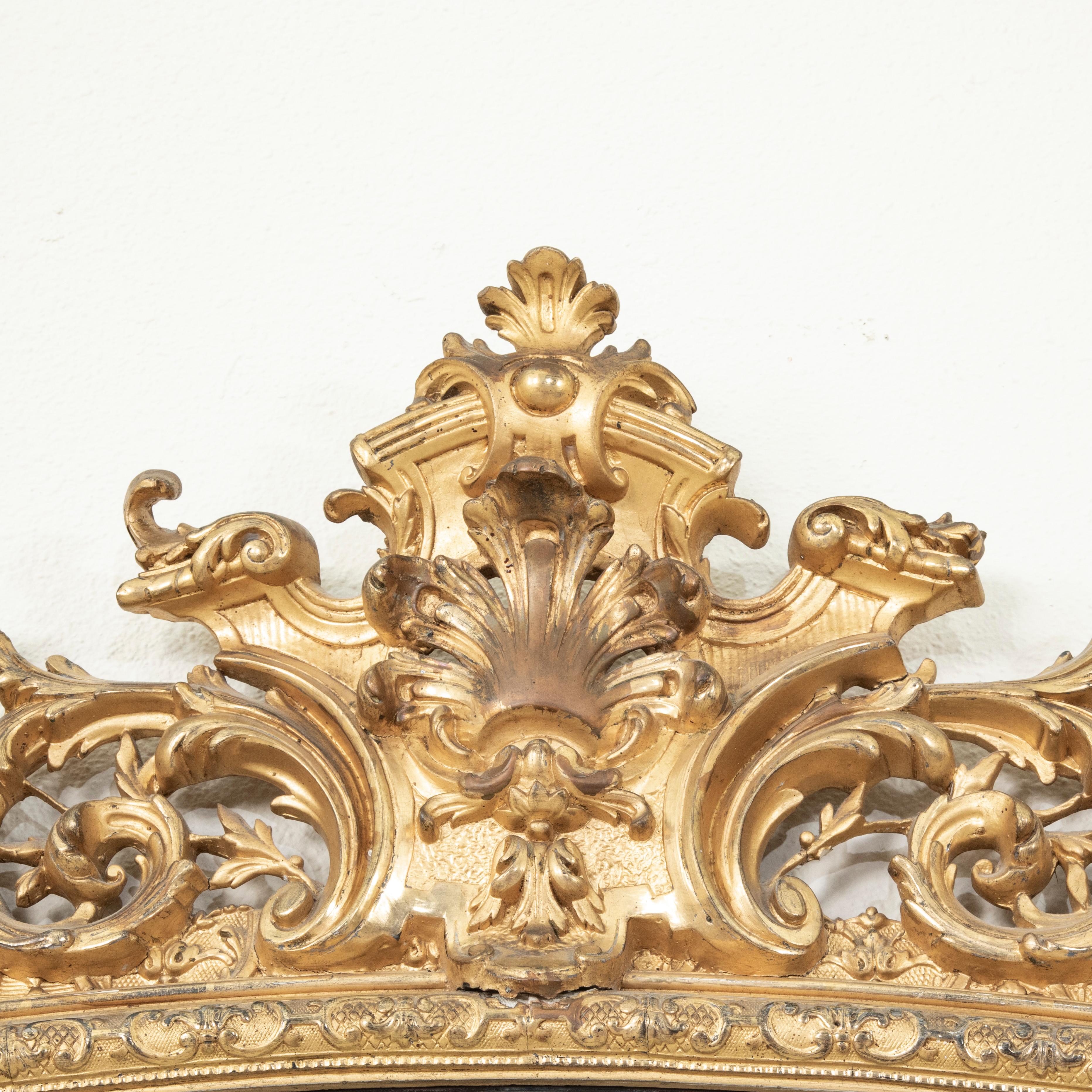 Smussato Specchio da terra in legno dorato alto otto piedi della metà del XIX secolo in stile Reggenza francese in vendita