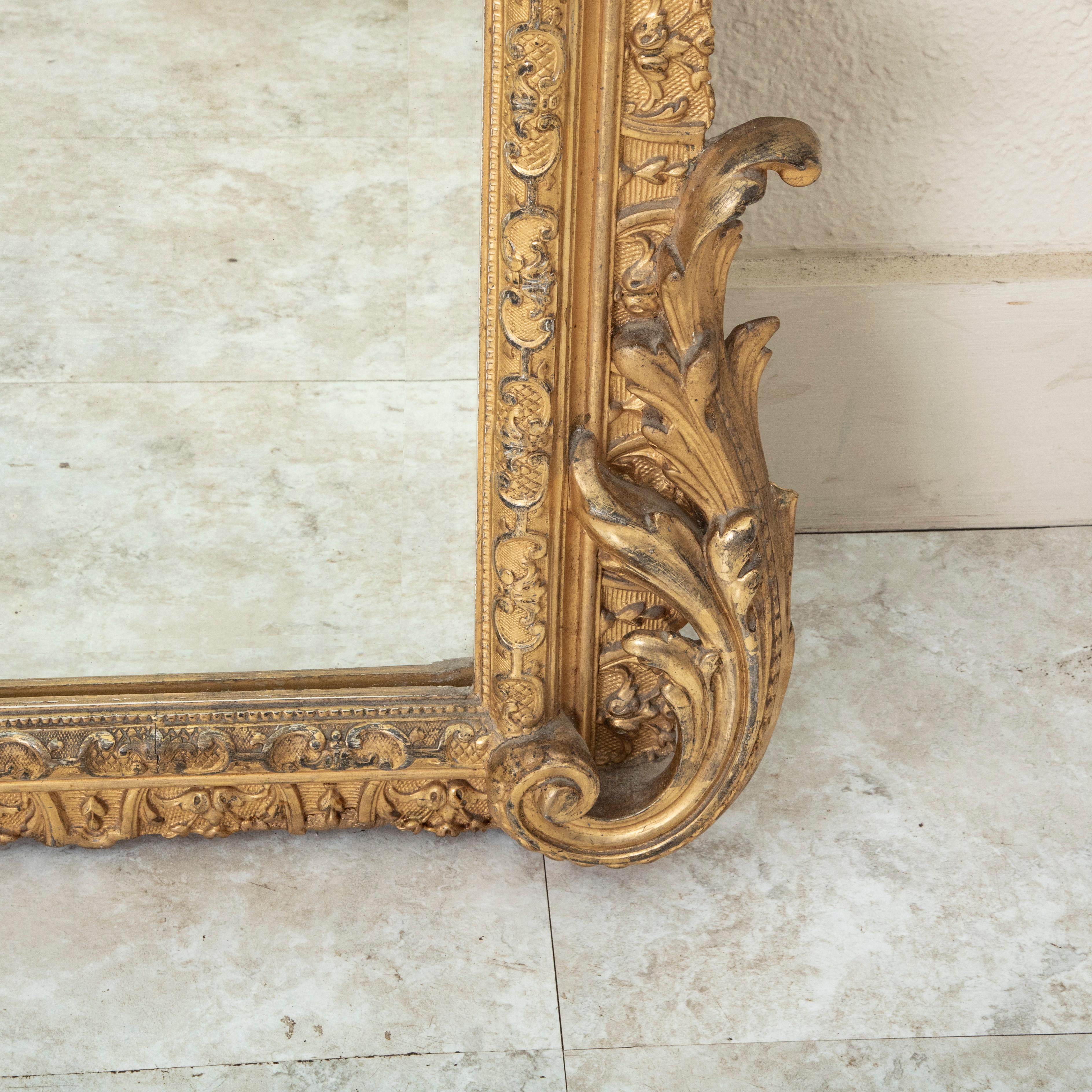Specchio da terra in legno dorato alto otto piedi della metà del XIX secolo in stile Reggenza francese in vendita 2