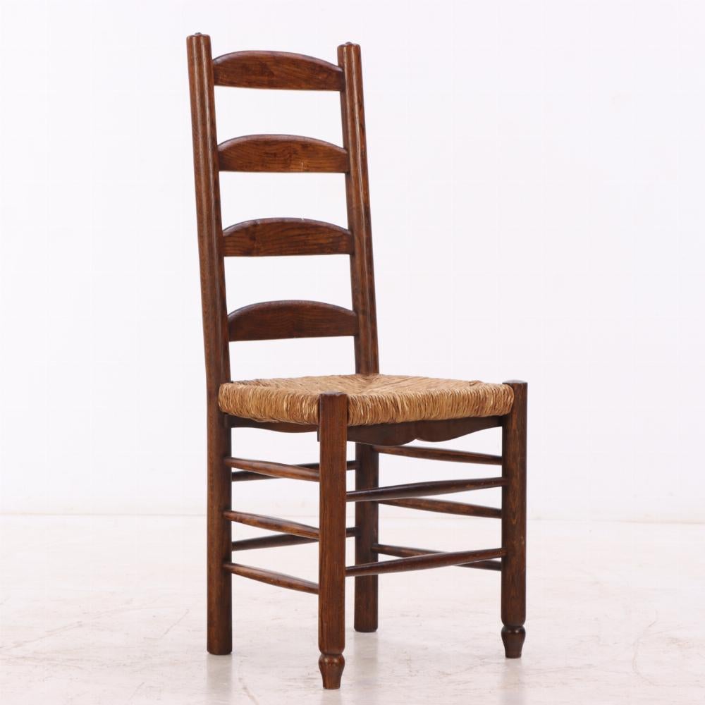 Exceptionnel ensemble de huit chaises de salle à manger françaises à dossier en échelle, en chêne massif avec des sièges en jonc tissé à la main, conçues dans l'esprit moderniste rustique de Charlotte Perriand, vers 1950. Ces chaises sont dotées