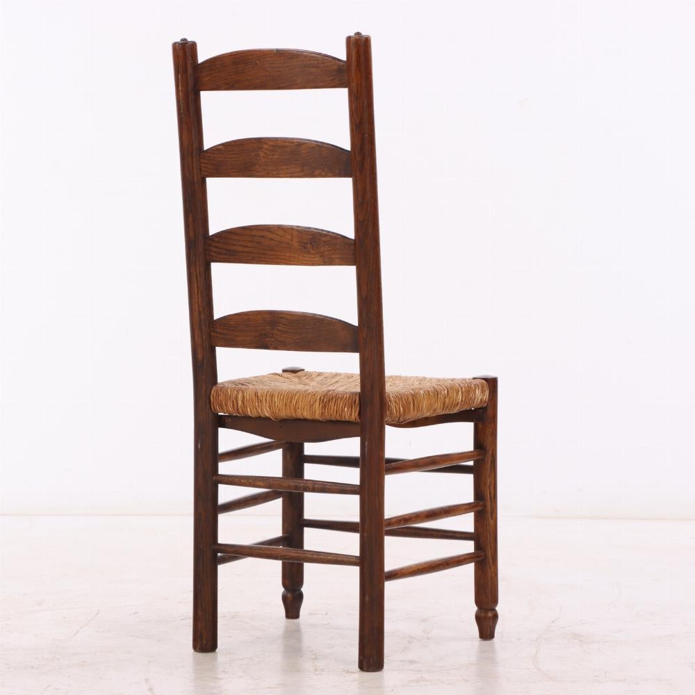 Français Huit chaises de salle à manger en chêne et jonc à la manière de Charlotte Perriand, C. 1950. en vente