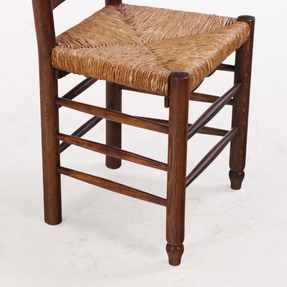 Sculpté Huit chaises de salle à manger en chêne et jonc à la manière de Charlotte Perriand, C. 1950. en vente