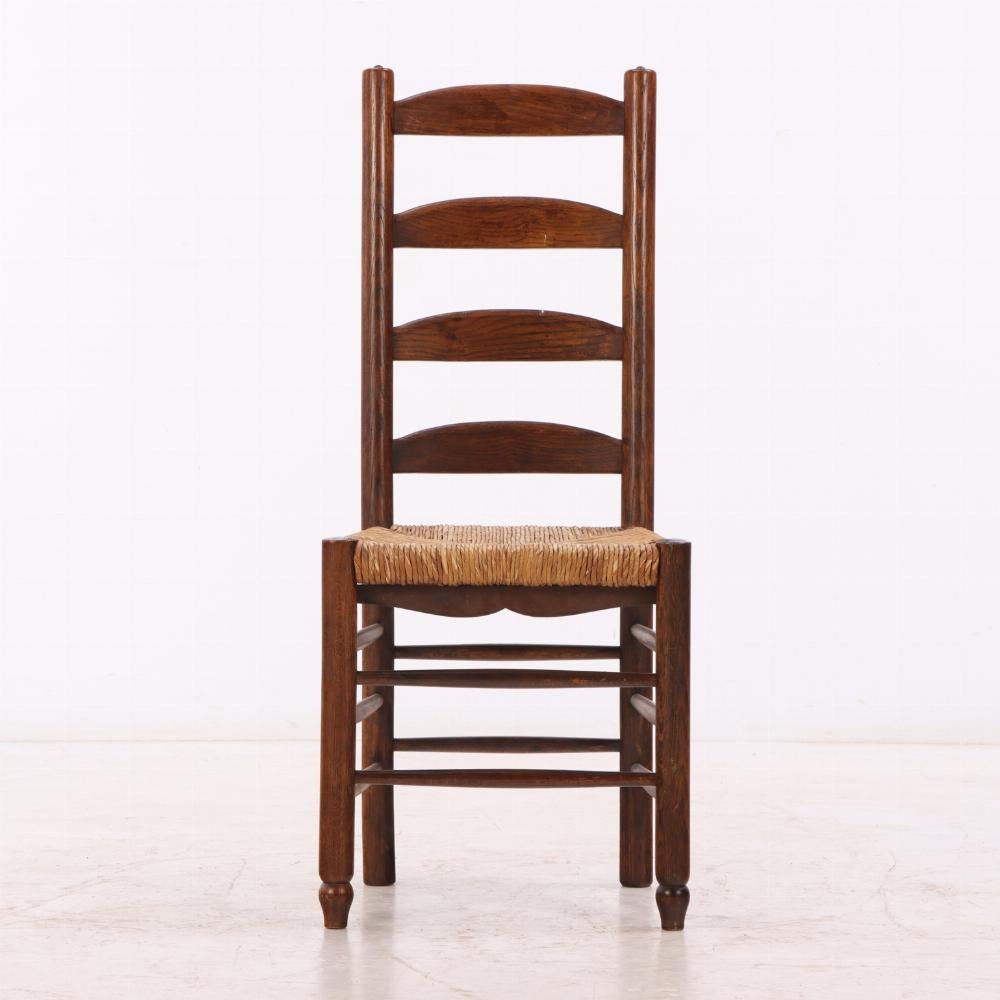 20ième siècle Huit chaises de salle à manger en chêne et jonc à la manière de Charlotte Perriand, C. 1950. en vente