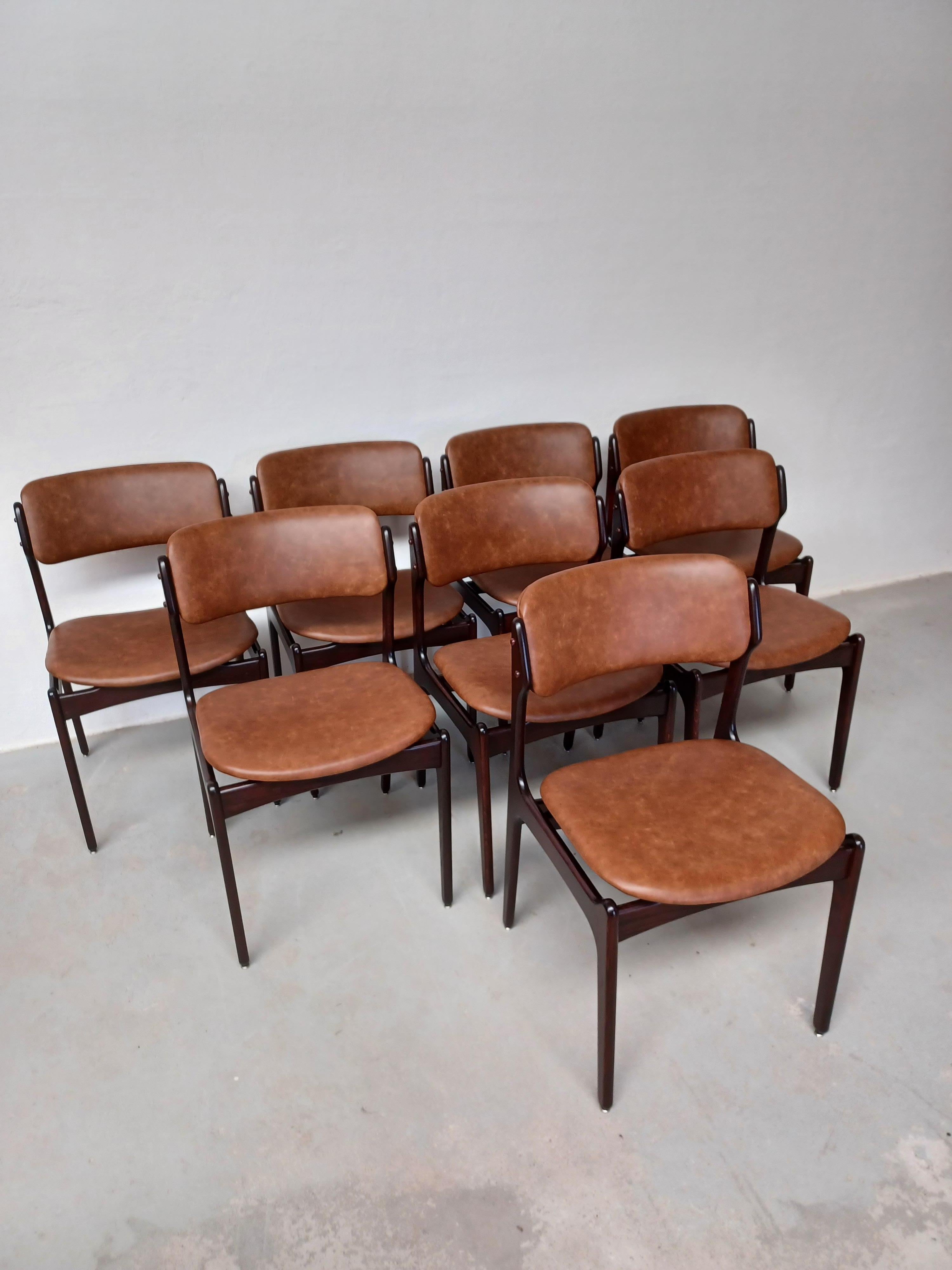 1960s set of eight  fully restored Erik Buch dining chairs in stained oak custom upholstery.

The chairs have a simple yet solid construction with elegant lines and provide a very comfortable seating experience on the elegant floating seat design