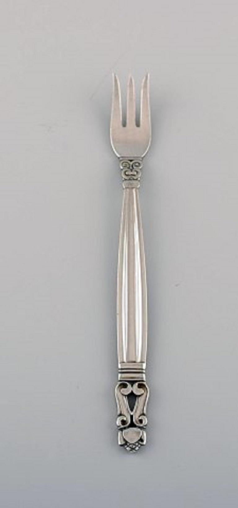 Eight Georg Jensen Acorn oyster forks in sterling silver.
Measures: Length 14.5 cm.
In very good condition.
Stamped.
Our skilled Georg Jensen silversmith / jeweler can polish all silver and gold so that it looks like new. The price is very