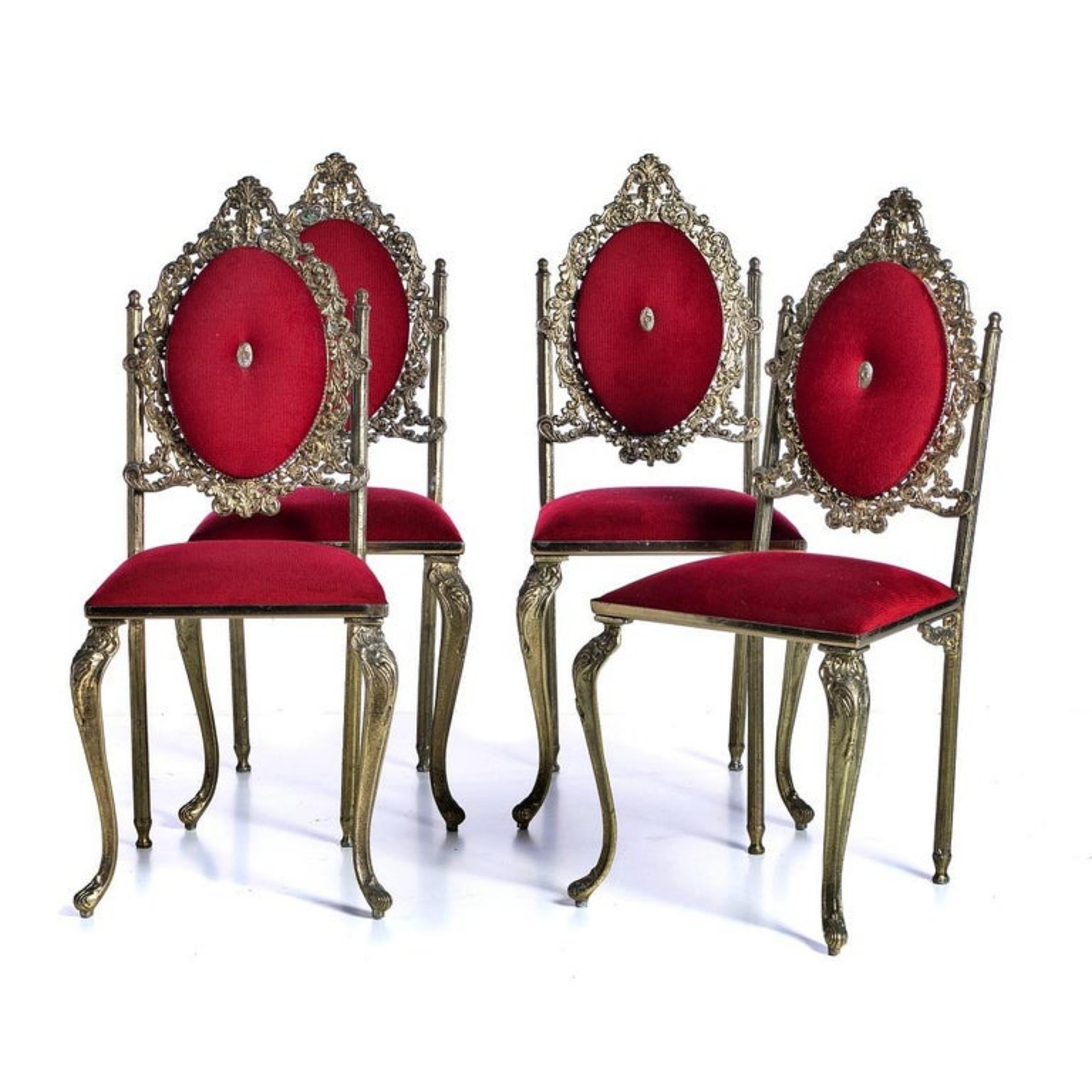 Eight German chairs
Of the 20th century
In gilded metal, decorated with plant motifs and masks.
Upholstered seats and back.
Signs of use. Dimensions: 96.5 x 45 x 42 cm.

THE PRICE IS FOR THE SET