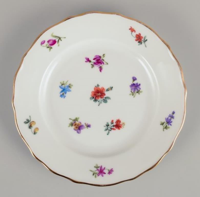 Acht deutsche Mittagsteller aus Porzellan.
Handbemalt mit floralen Motiven in polychromen Farben, Goldrand.
Ungefähr in den 1930er Jahren.
Gestempelt 