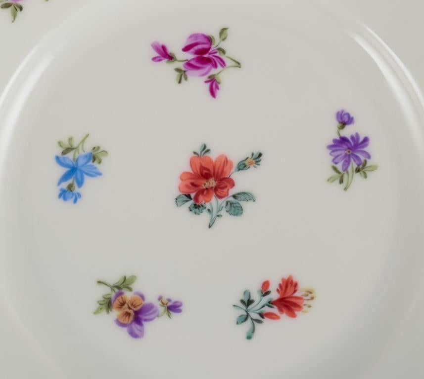 Acht deutsche Mittagsteller aus Porzellan. Handbemalt mit floralen Motiven. (Deutsch) im Angebot