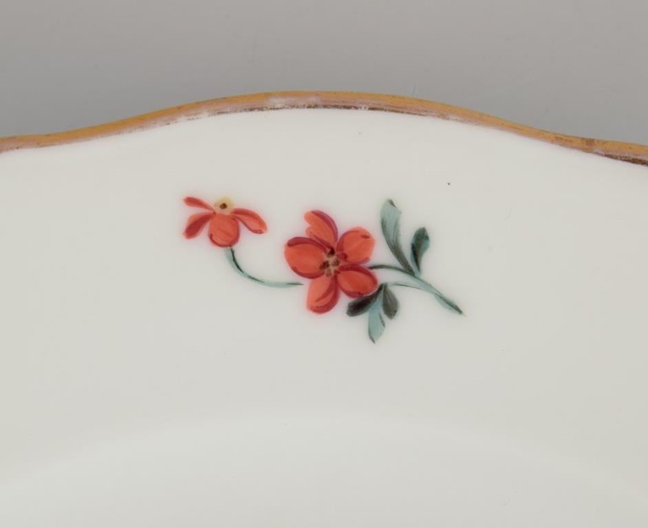 Acht deutsche Mittagsteller aus Porzellan. Handbemalt mit floralen Motiven. im Zustand „Gut“ im Angebot in Copenhagen, DK