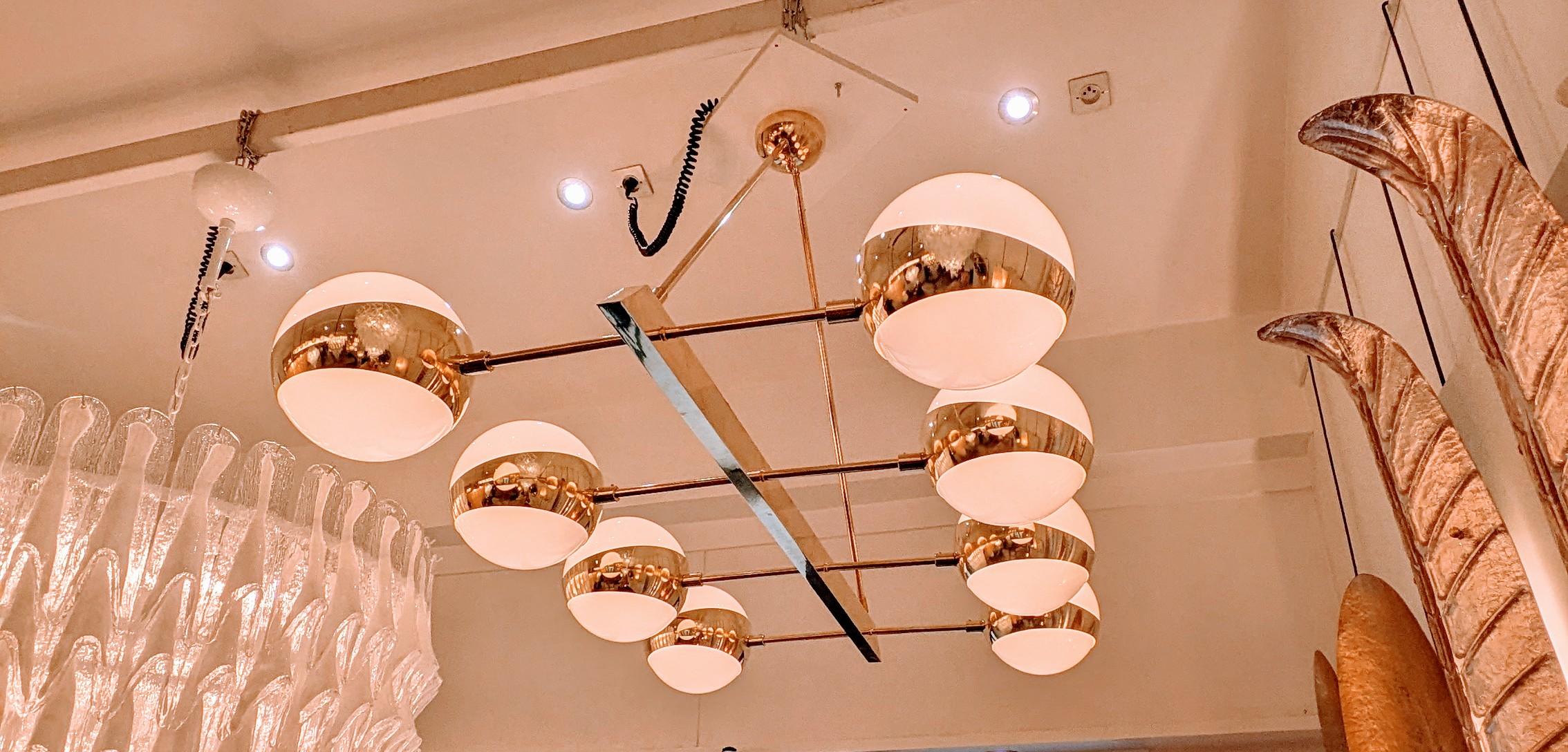 Lustre en laiton à huit globes de verre en vente 5
