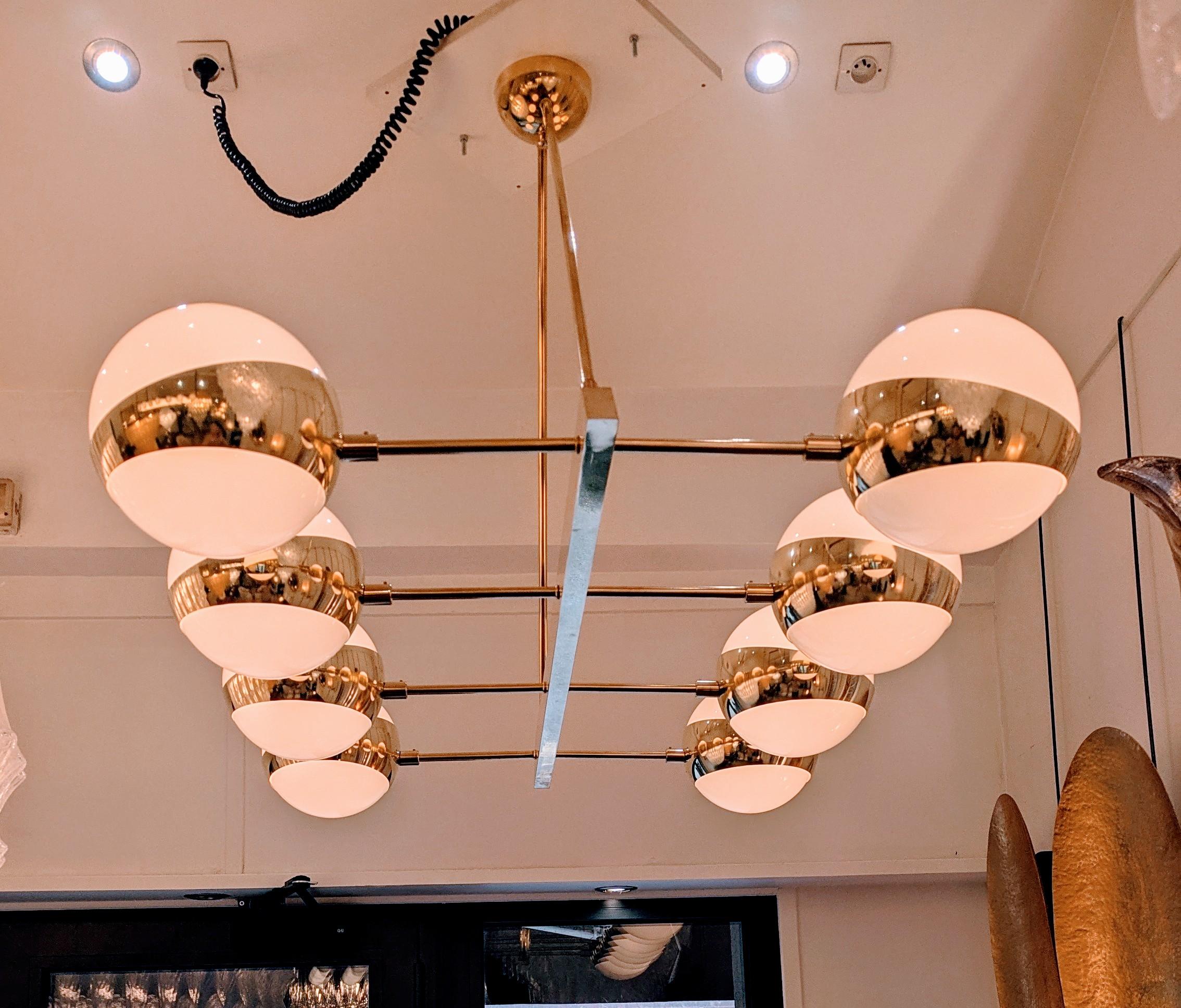 Européen Lustre en laiton à huit globes de verre en vente