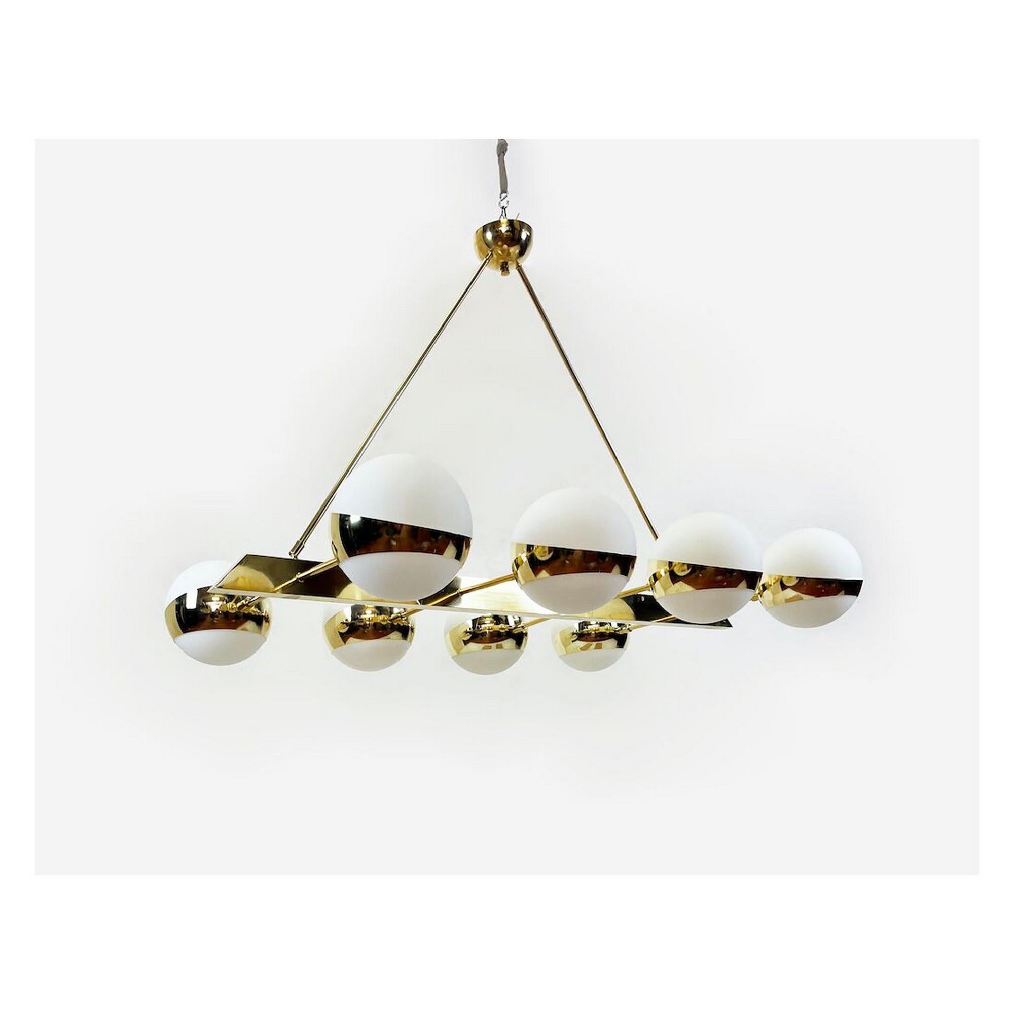 Mid-Century Modern Lustre en laiton à huit globes de verre en vente