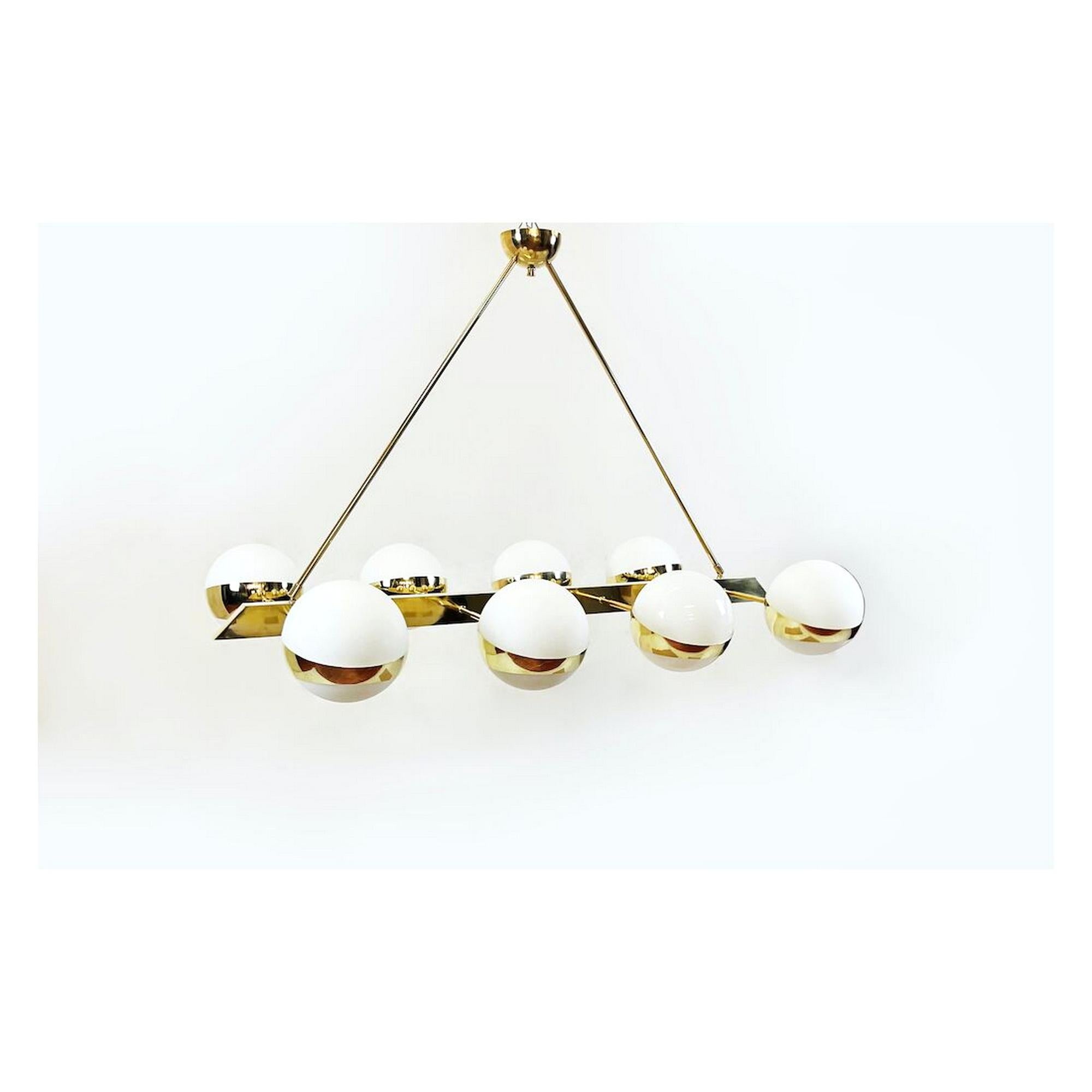 italien Lustre en laiton à huit globes de verre en vente